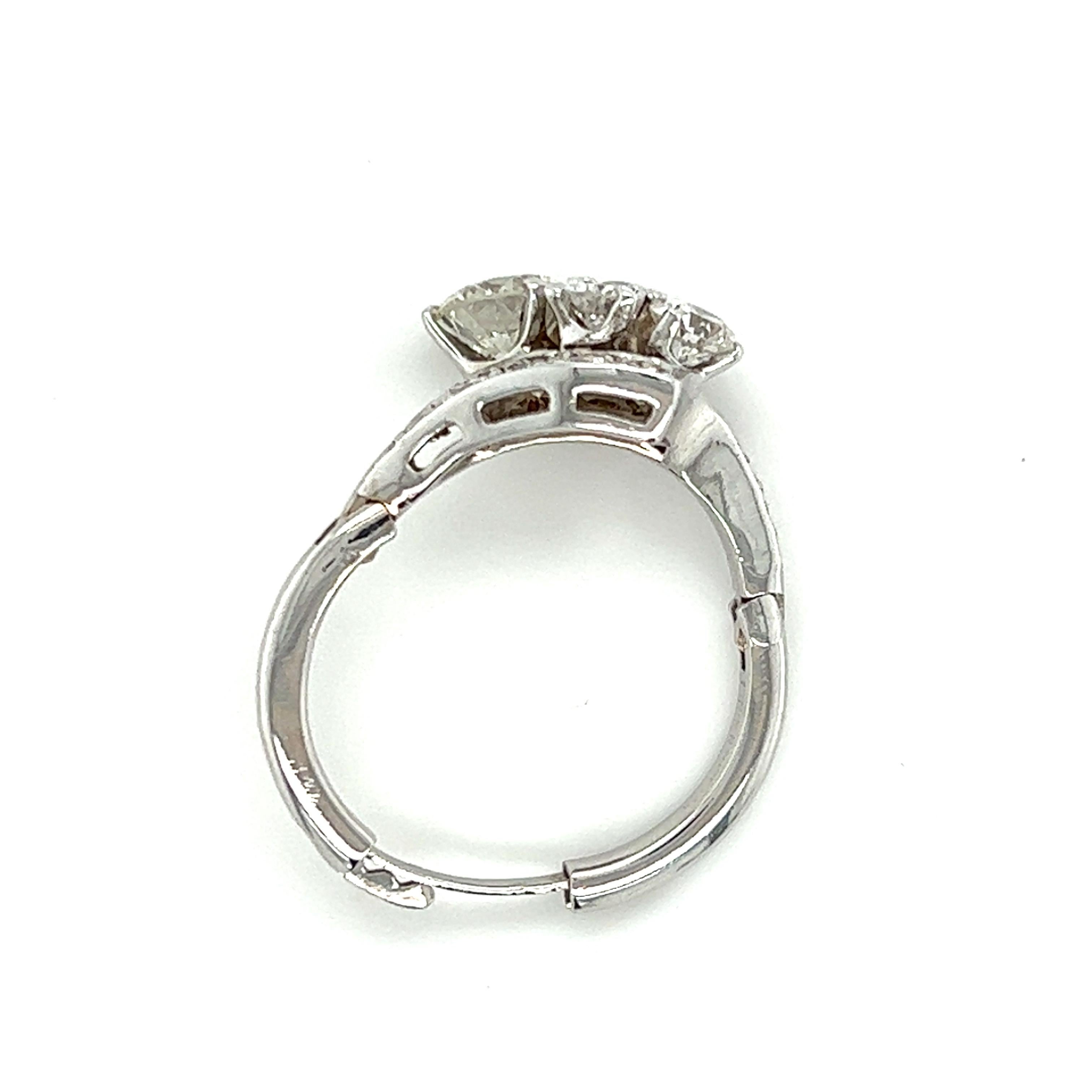 
Ein Diamant-Cluster-Ring aus 14 Karat Weißgold, besetzt mit einem (1) Diamanten im Brillantschliff mit einem Gesamtgewicht von ca. 0,89 Karat und einer Farbe von I/J und einer Reinheit von SI2, drei (3) Diamanten im Altminenschliff mit einem