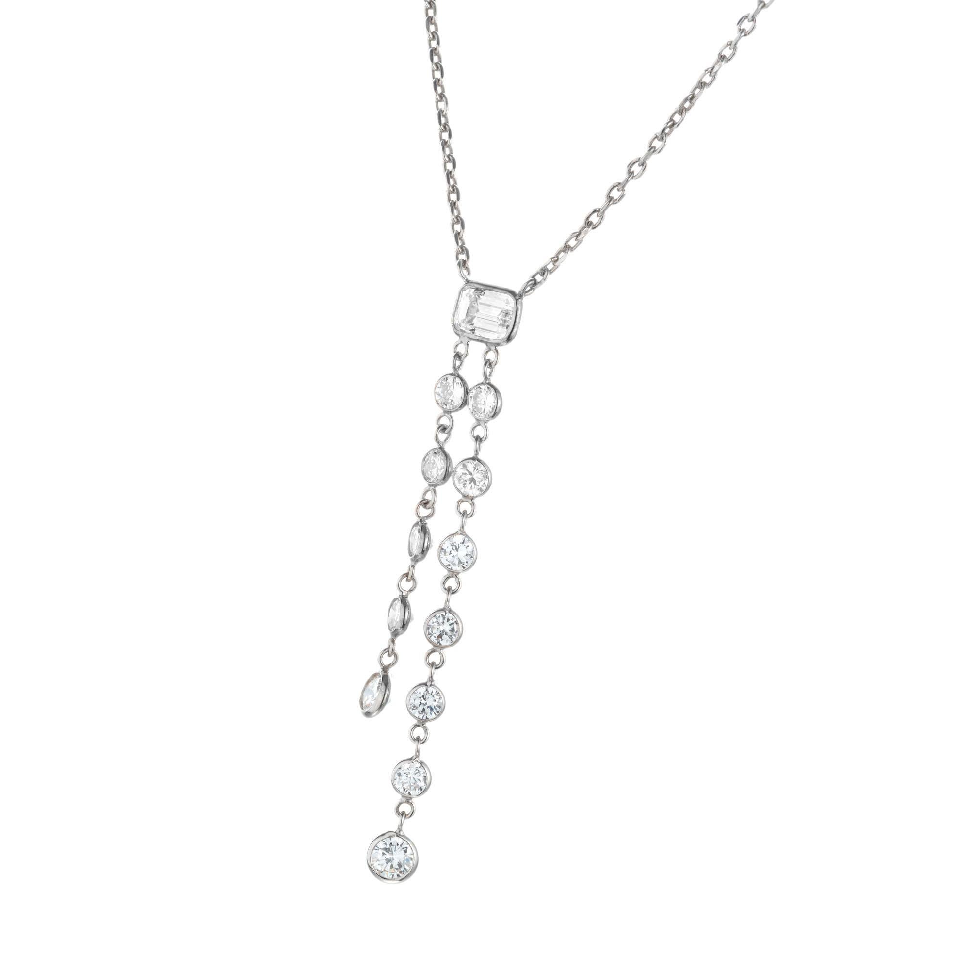 Collana con diamanti rotondi e smeraldo. Pietra centrale smeraldo con due file penzolanti di diamanti rotondi su una catena con cavo da 18 pollici in oro bianco 14k. 

12 diamanti rotondi a taglio pieno, peso totale circa .95cts G, VS
1 diamanti