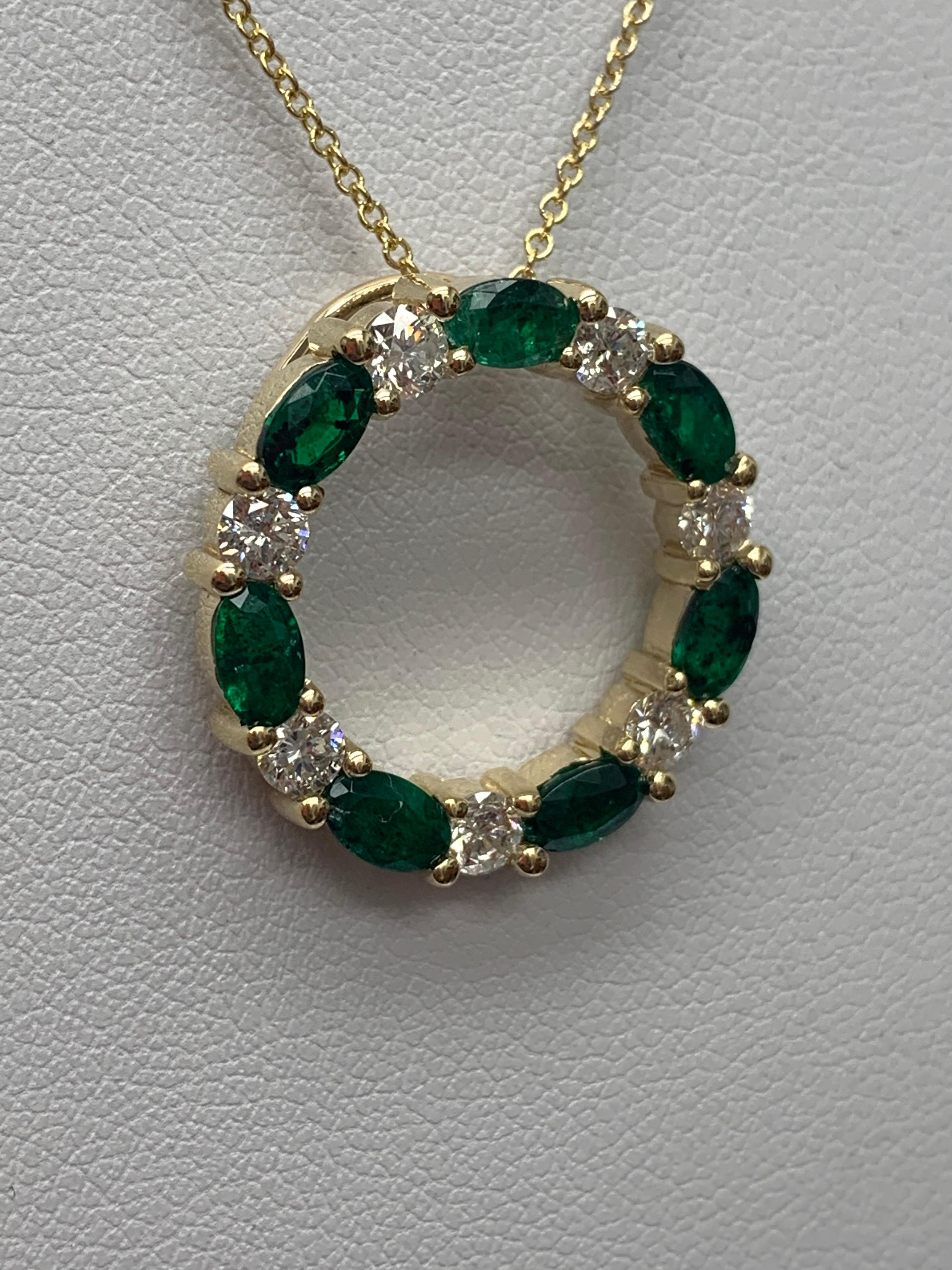 1.65 Carat Emerald and Diamond Circle Pendant Necklace in 14k Yellow Gold In New Condition For Sale In NEW YORK, NY
