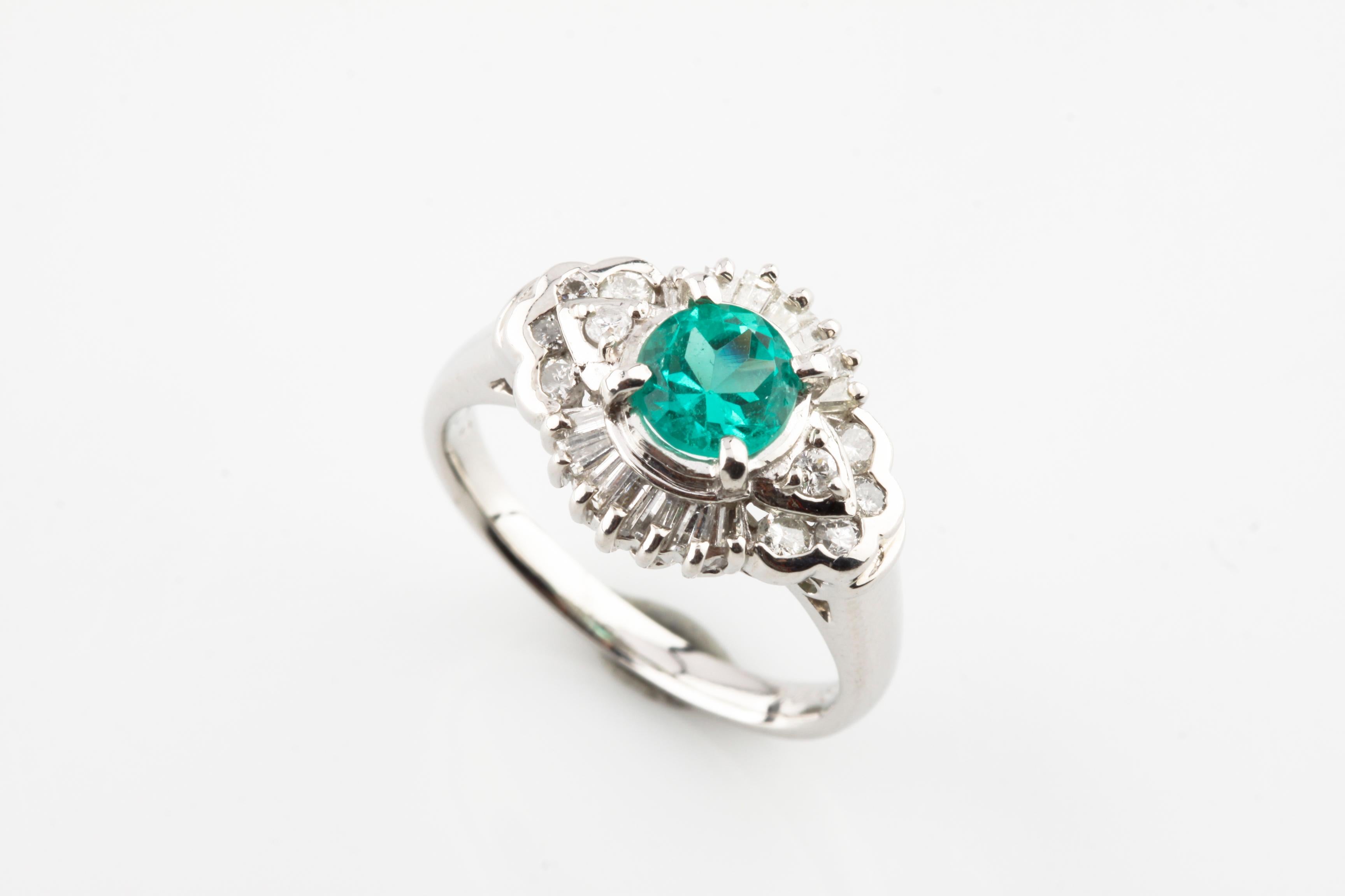 Wunderschöner Smaragd Solitär Ring
Eigenschaften 1.00 ct Rundschliff Smaragd
Runde und Baguette-Diamant-Akzente
Gesamtgewicht der Diamanten = 0,65 ct
Größe 7.5
Gesamtmasse = 8,1 Gramm
Wunderschönes Geschenk!