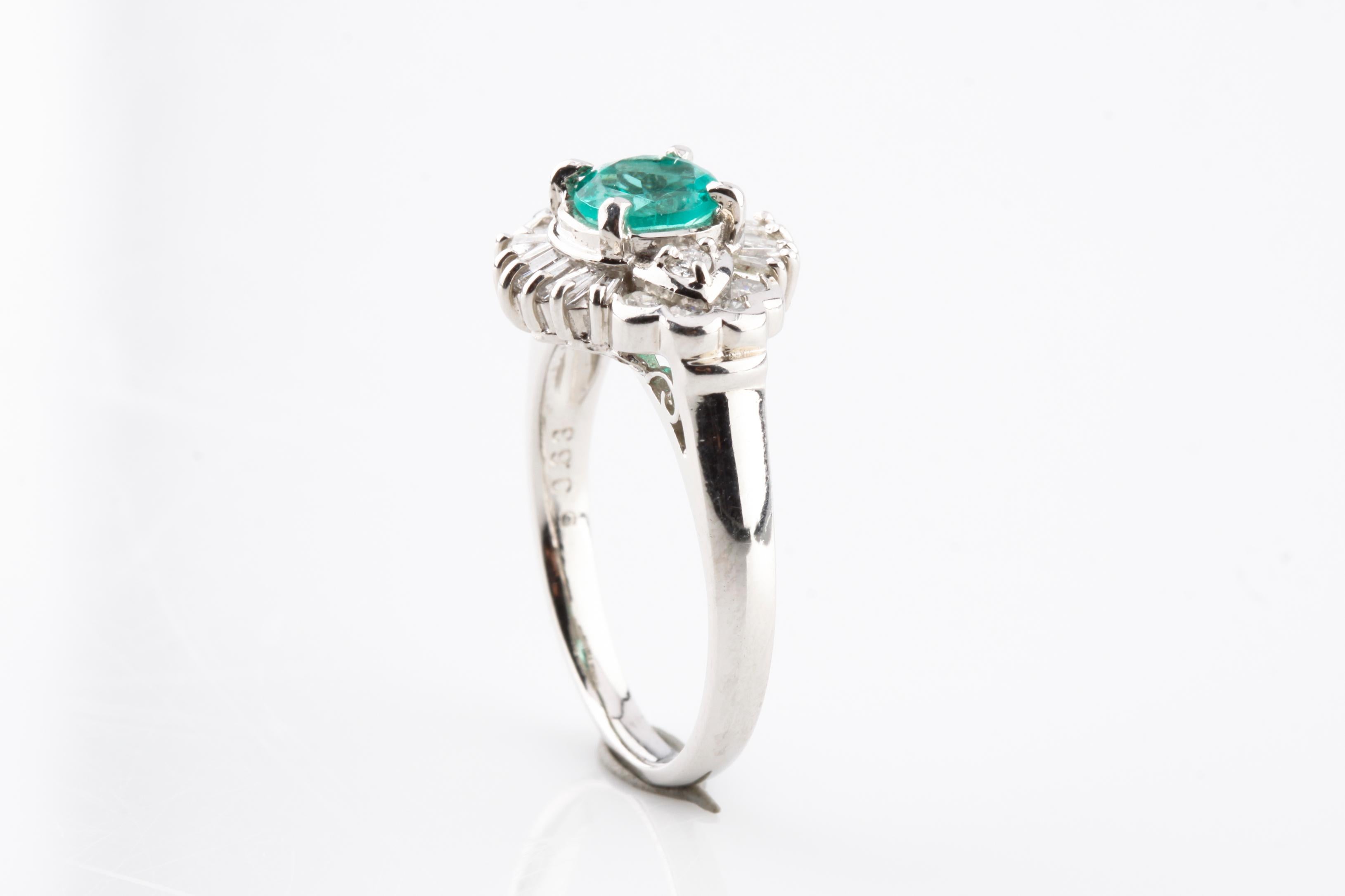 1,65 Karat Smaragd Solitär Platin Ring mit Diamant-Akzenten (Rundschliff) im Angebot
