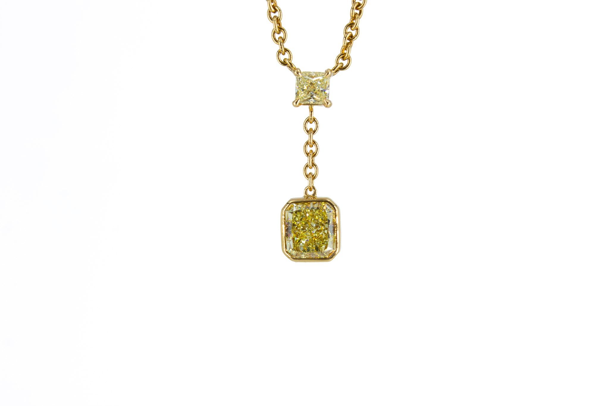 Élevez votre collection avec cet élégant collier à pendentif en diamant jaune fantaisie de 1,65 carat. Sertie dans une riche monture en or jaune 18 carats, cette pièce intemporelle met en valeur un diamant jaune fantaisie de taille radiant de 1,65