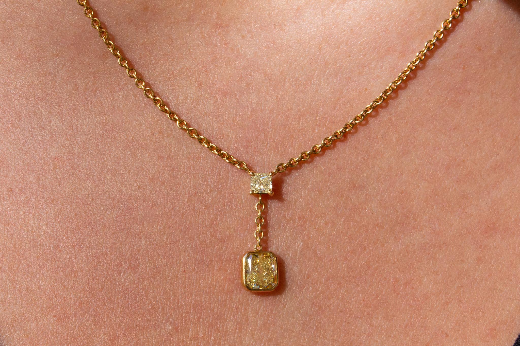 Collier pendentif en diamant jaune fantaisie de 1,65 carat Pour femmes en vente