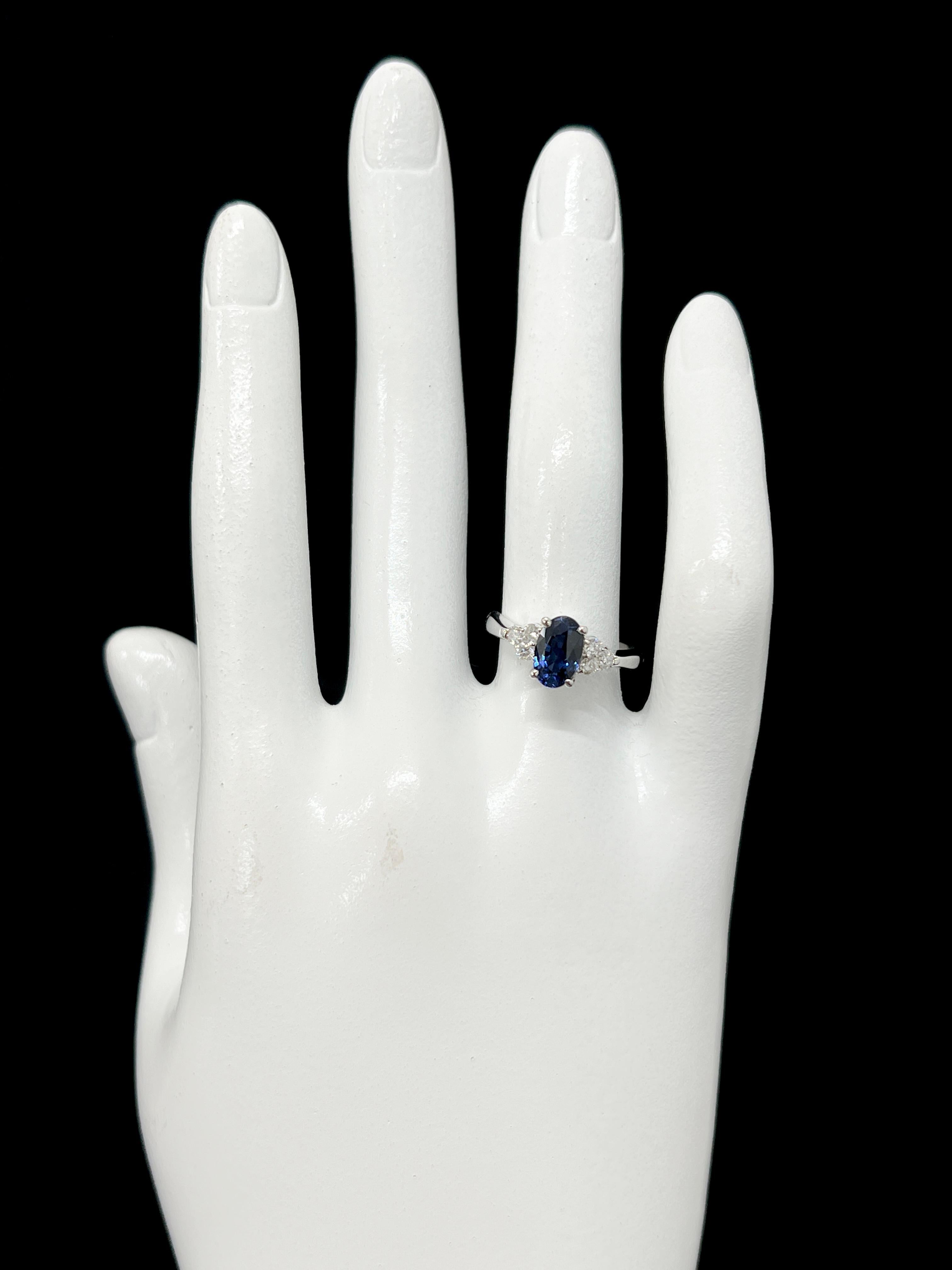 1.65 Carat Natural Blue Sapphire and Diamond Ring set in Platinum For Sale 1