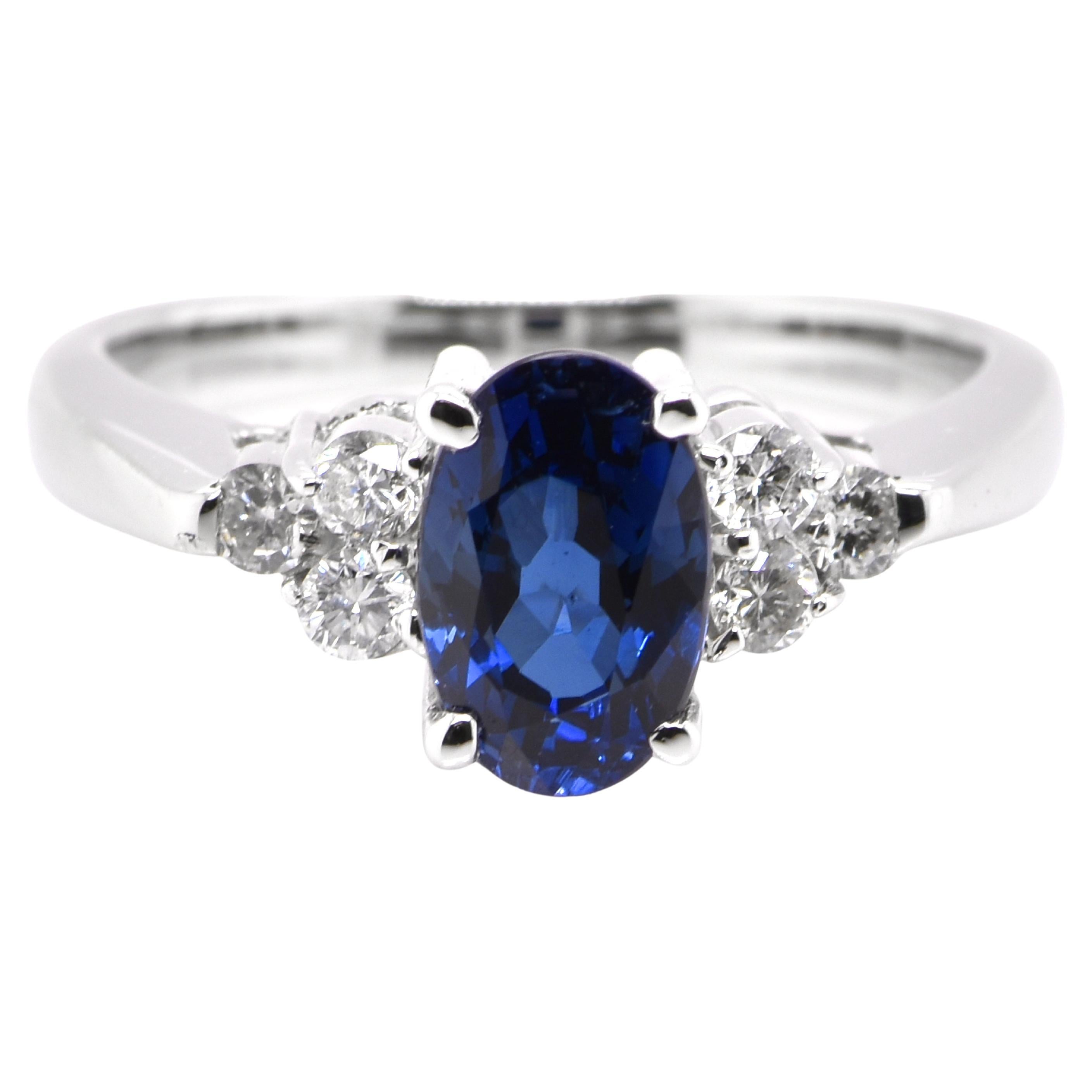 Bague en platine sertie d'un saphir bleu naturel de 1.65 carat et de diamant