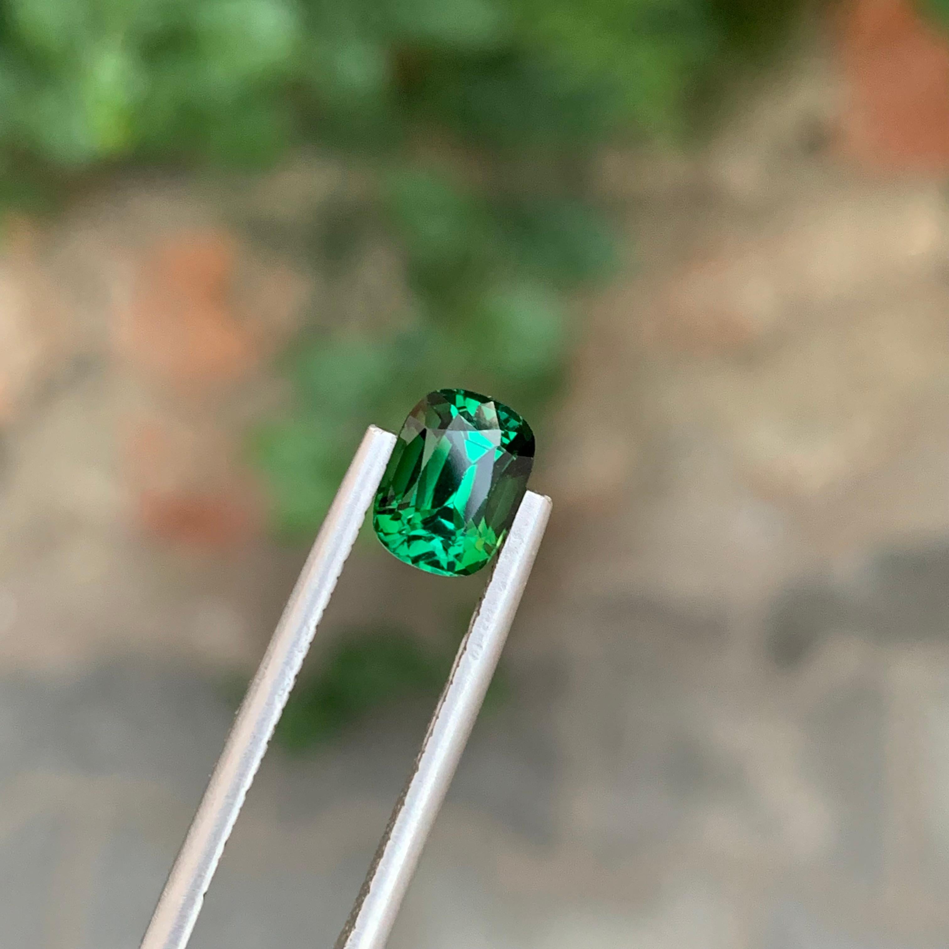 Arts and Crafts 1.65 Carat Natural Loose Blue Green Tourmaline Cushion Shape Gemstone (Tourmaline bleue verte en forme de coussin) en vente
