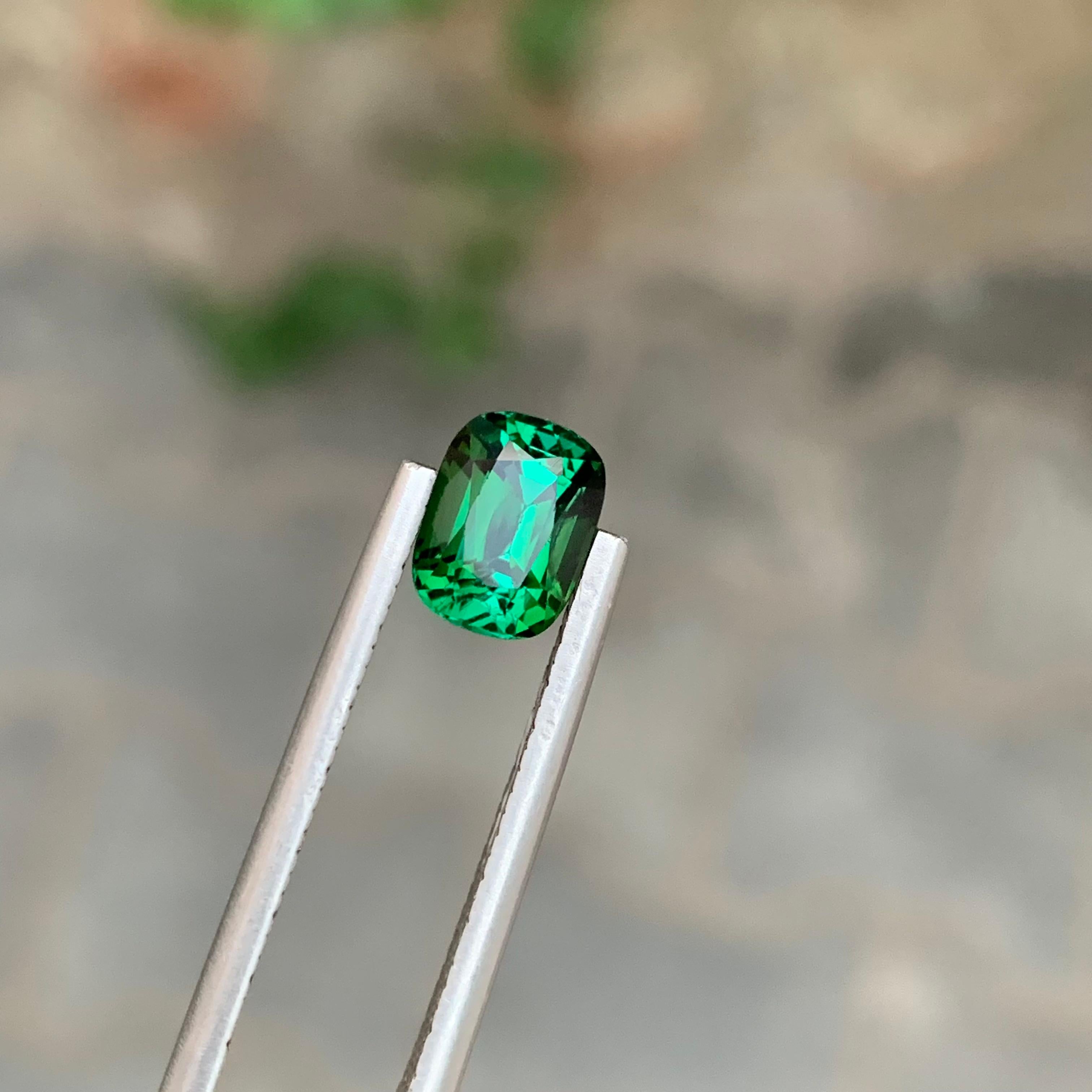 1.65 Carat Natural Loose Blue Green Tourmaline Cushion Shape Gemstone (Tourmaline bleue verte en forme de coussin) Unisexe en vente
