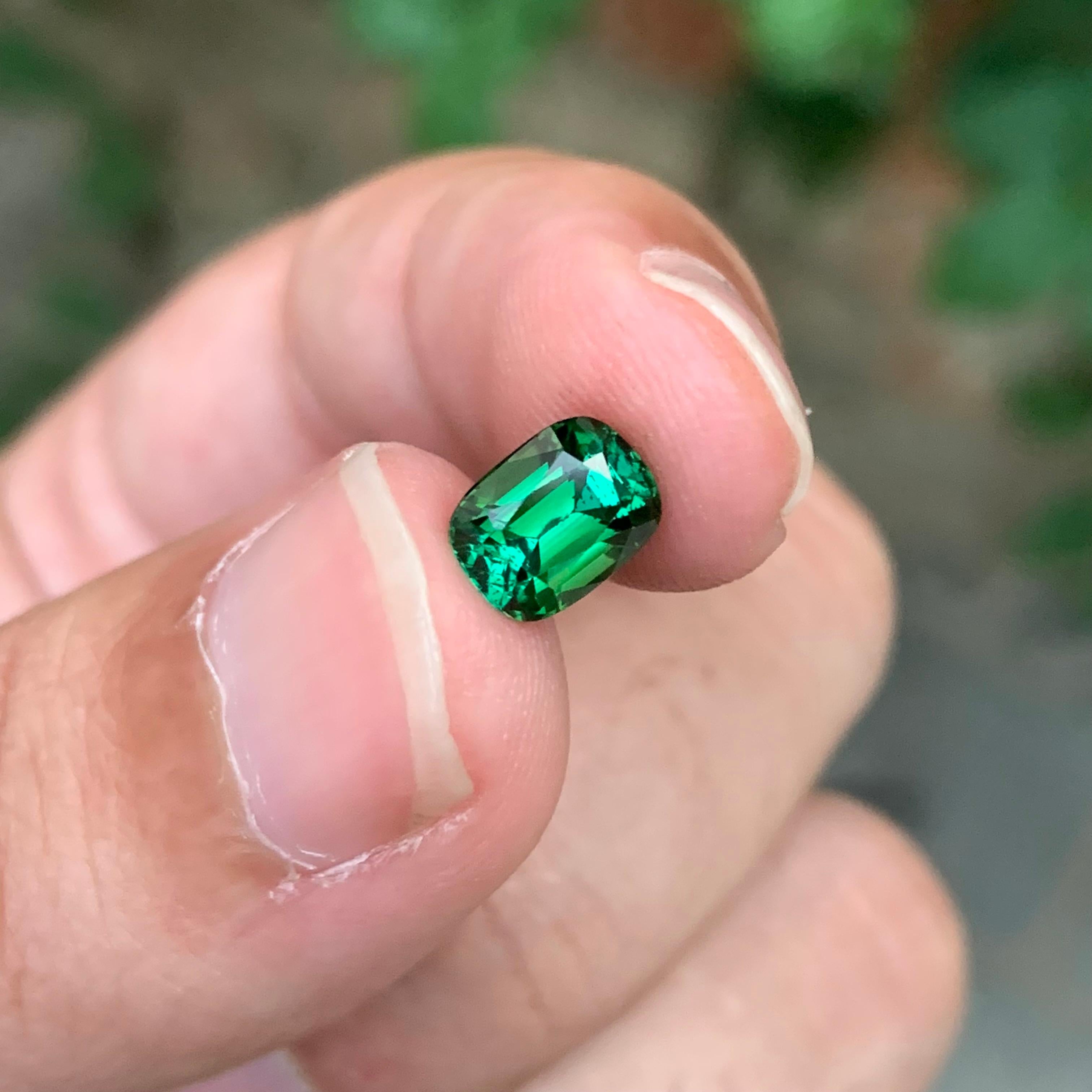 1.65 Carat Natural Loose Blue Green Tourmaline Cushion Shape Gemstone (Tourmaline bleue verte en forme de coussin) en vente 3