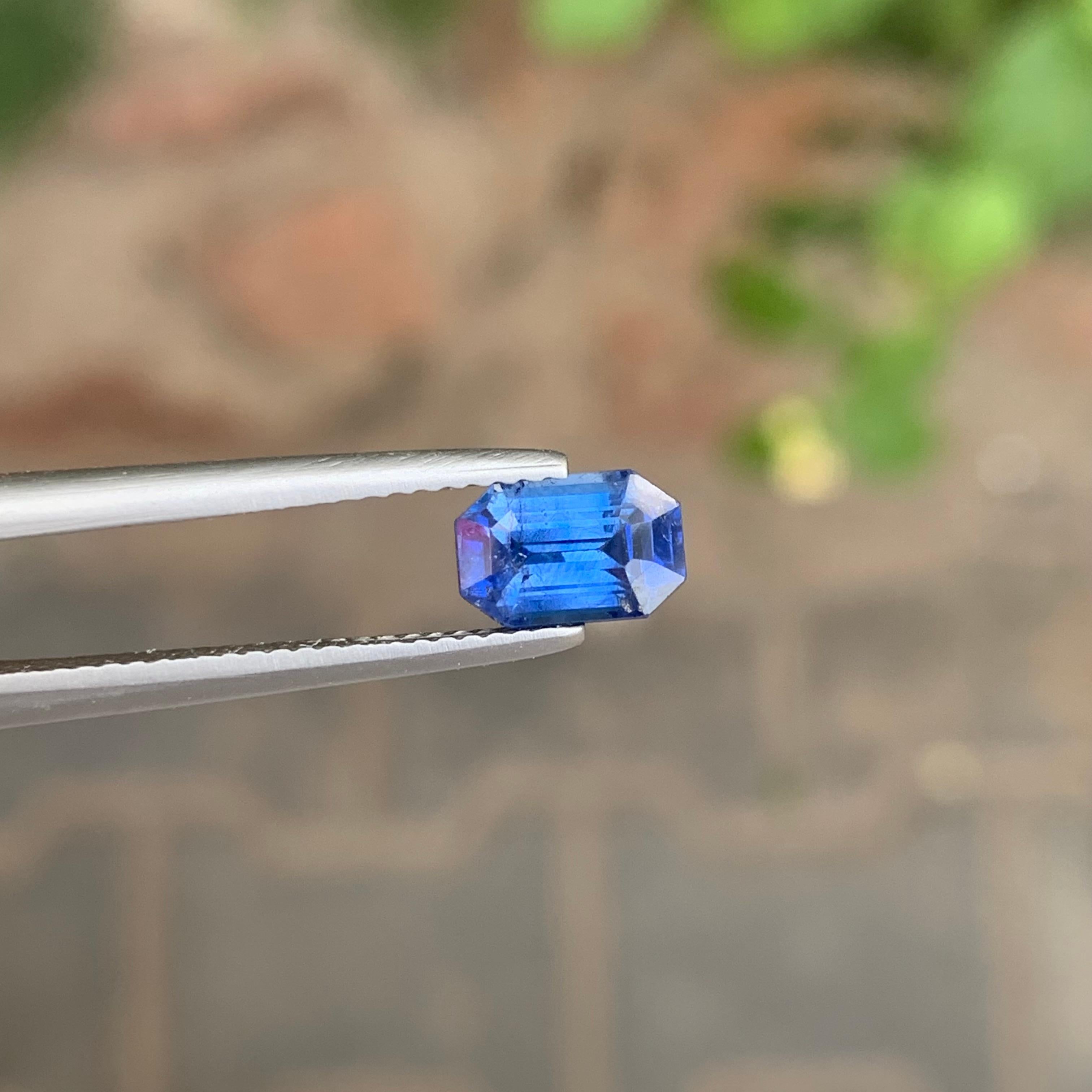 da uomo o donna 1.65 Carat Natural Loose Blue Sapphire Octagon Shape Gemstone in vendita