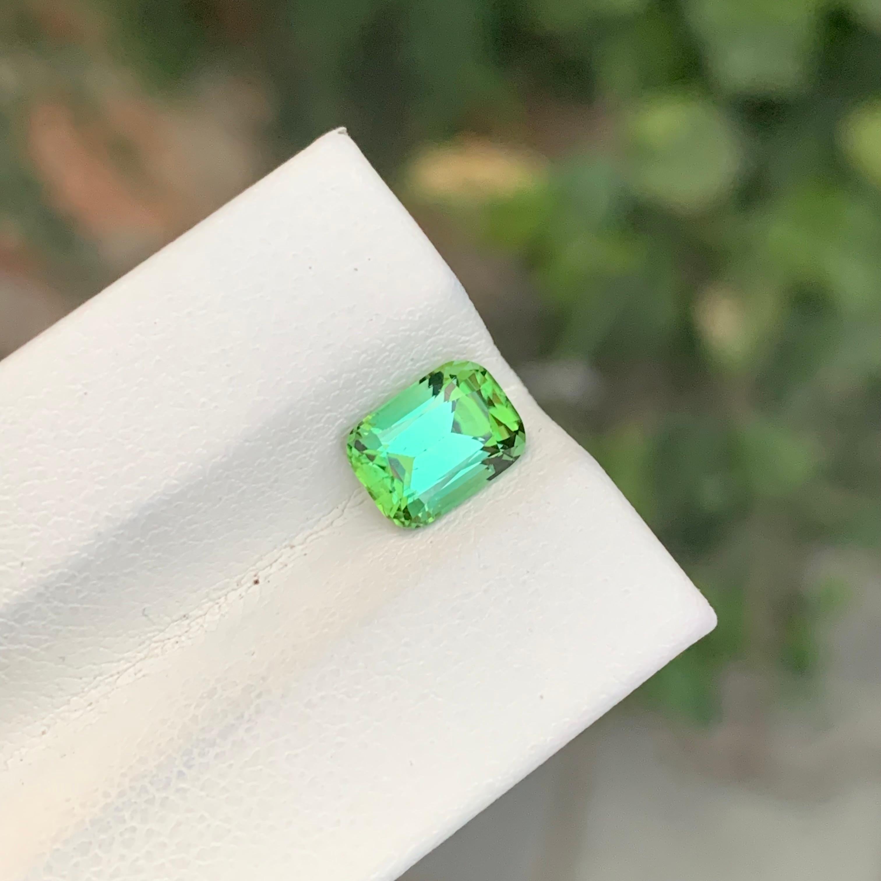 Taglio cuscino 1.65 Carat Natural Loose Bluish Green Tourmaline Cushion Shape Gem in vendita
