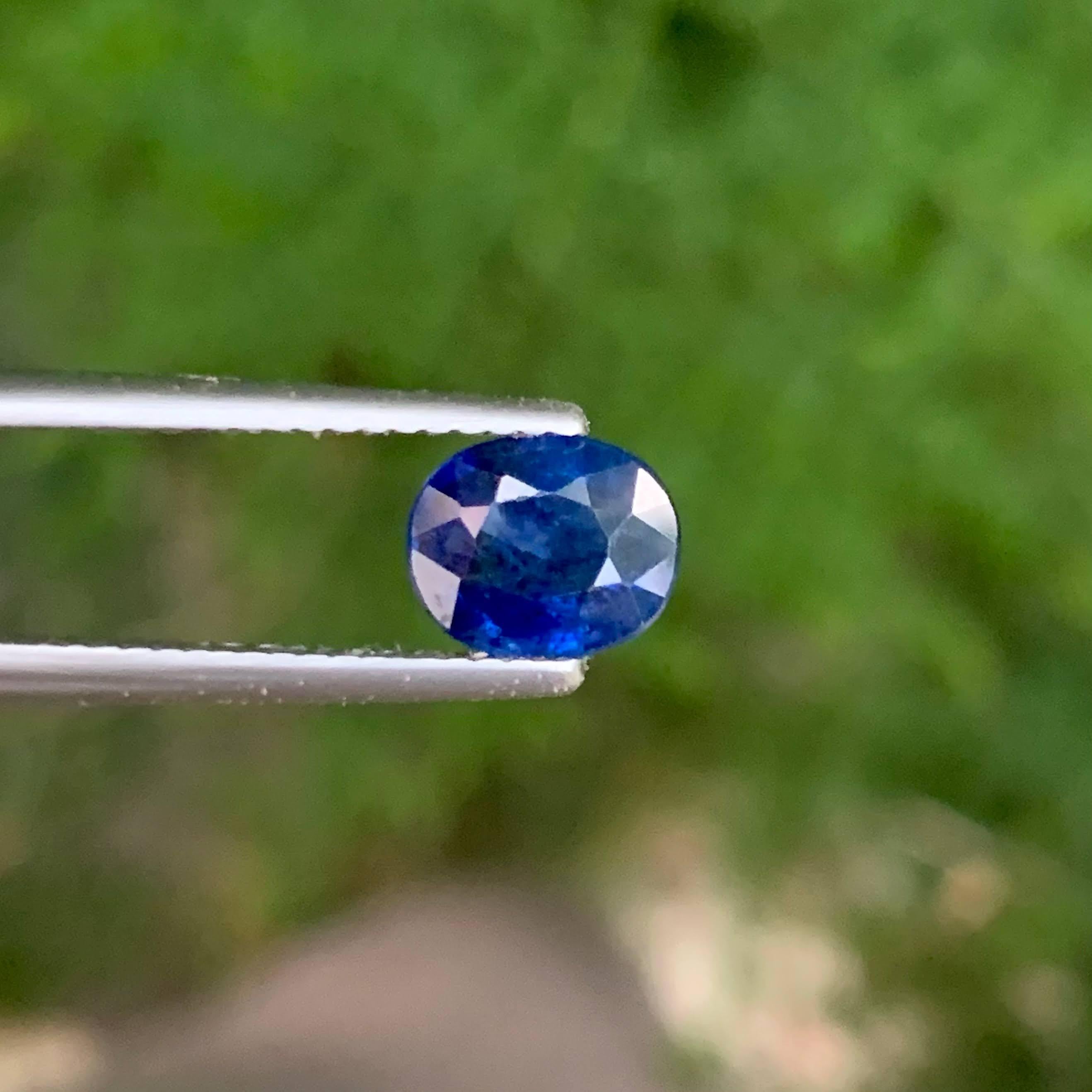 Gewicht 1,65 Karat 
Abmessungen 7.5x6.2x3.8mm
Behandlung Keine
Herkunft Sir Lankanisch
Klarheit SI
Form Schnitt Oval 
NA



Tauchen Sie ein in die zeitlose Eleganz dieses 1,65 Karat schweren natürlichen tiefblauen Saphirs, der durch seinen