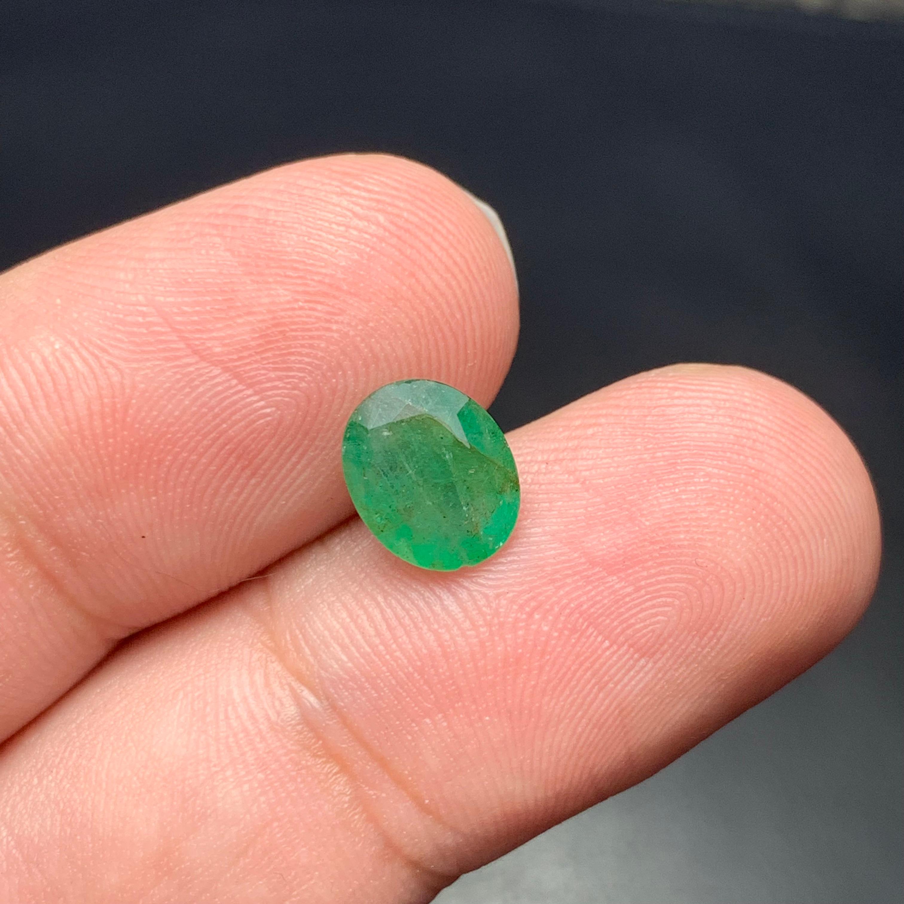 1.65 Carat Natural Loose Emerald Gemstone From Zambian Mine In New Condition For Sale In Peshawar, PK