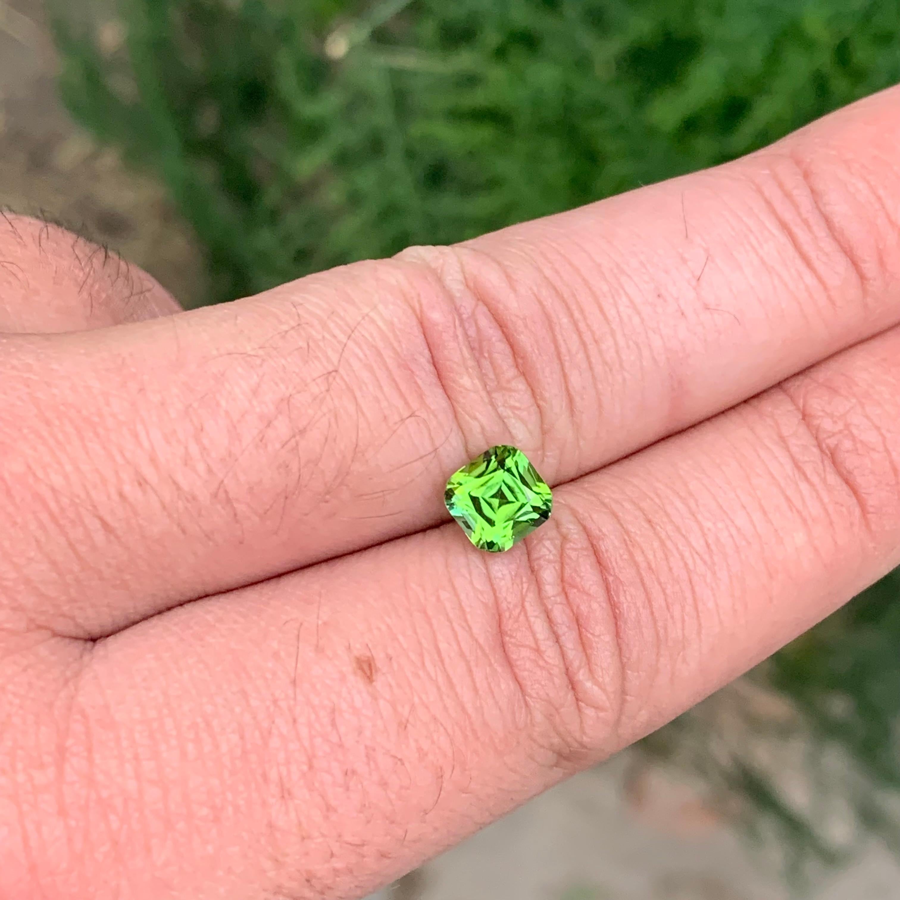 Gema natural suelta de turmalina verde de 1.65 quilates en forma de cojín en venta 4