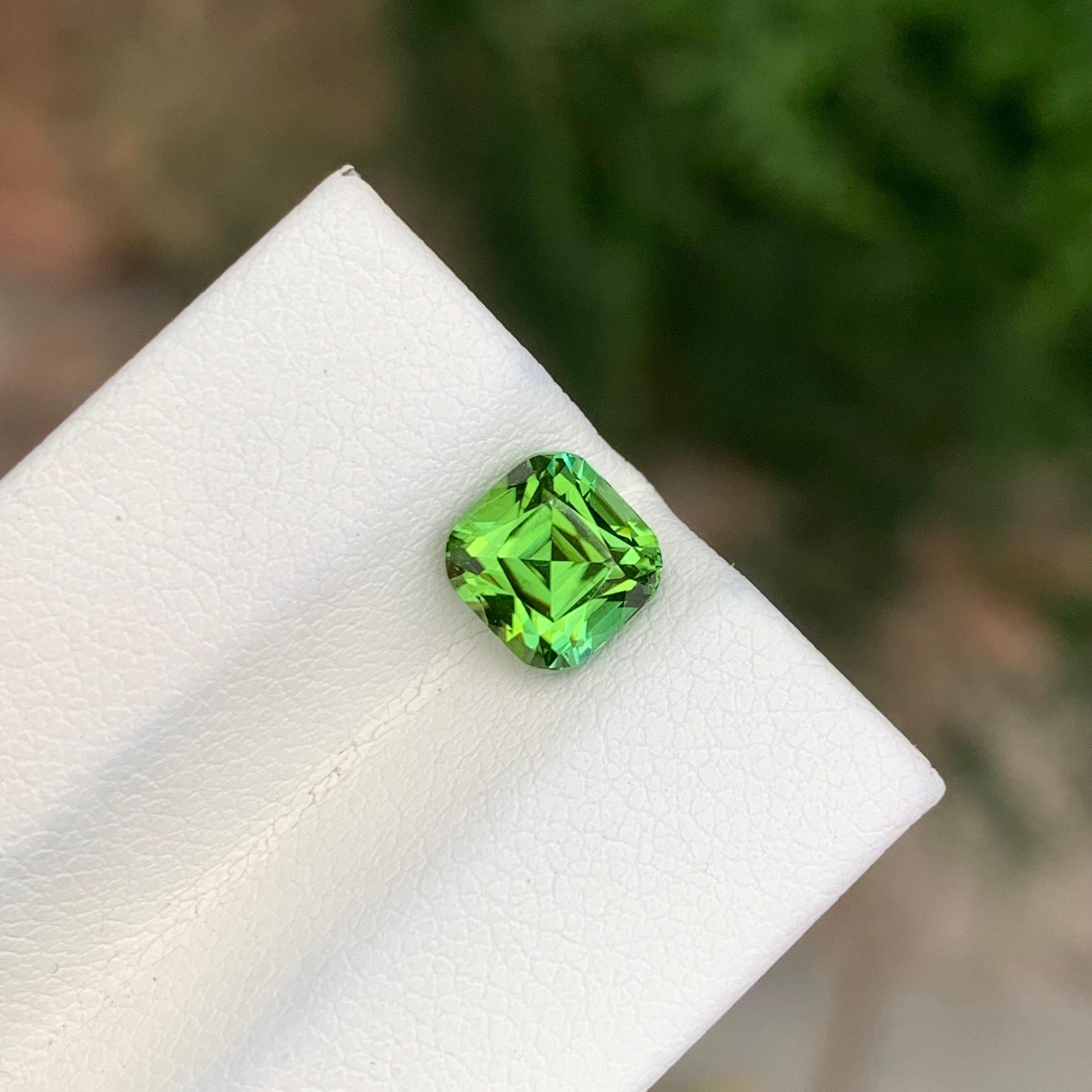 Gema natural suelta de turmalina verde de 1.65 quilates en forma de cojín Artes y manualidades en venta