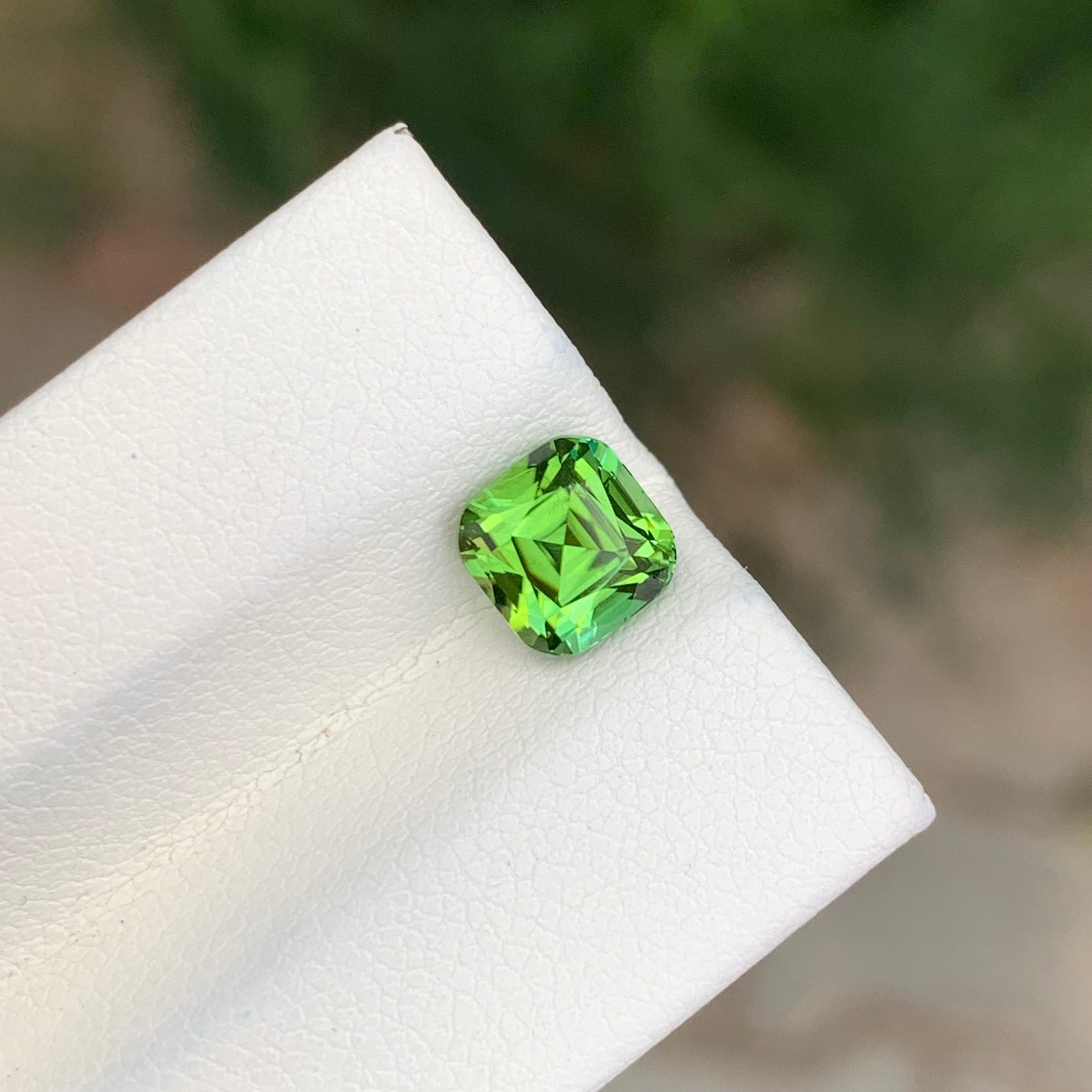 Gema natural suelta de turmalina verde de 1.65 quilates en forma de cojín en Nuevo estado para la venta en Peshawar, PK