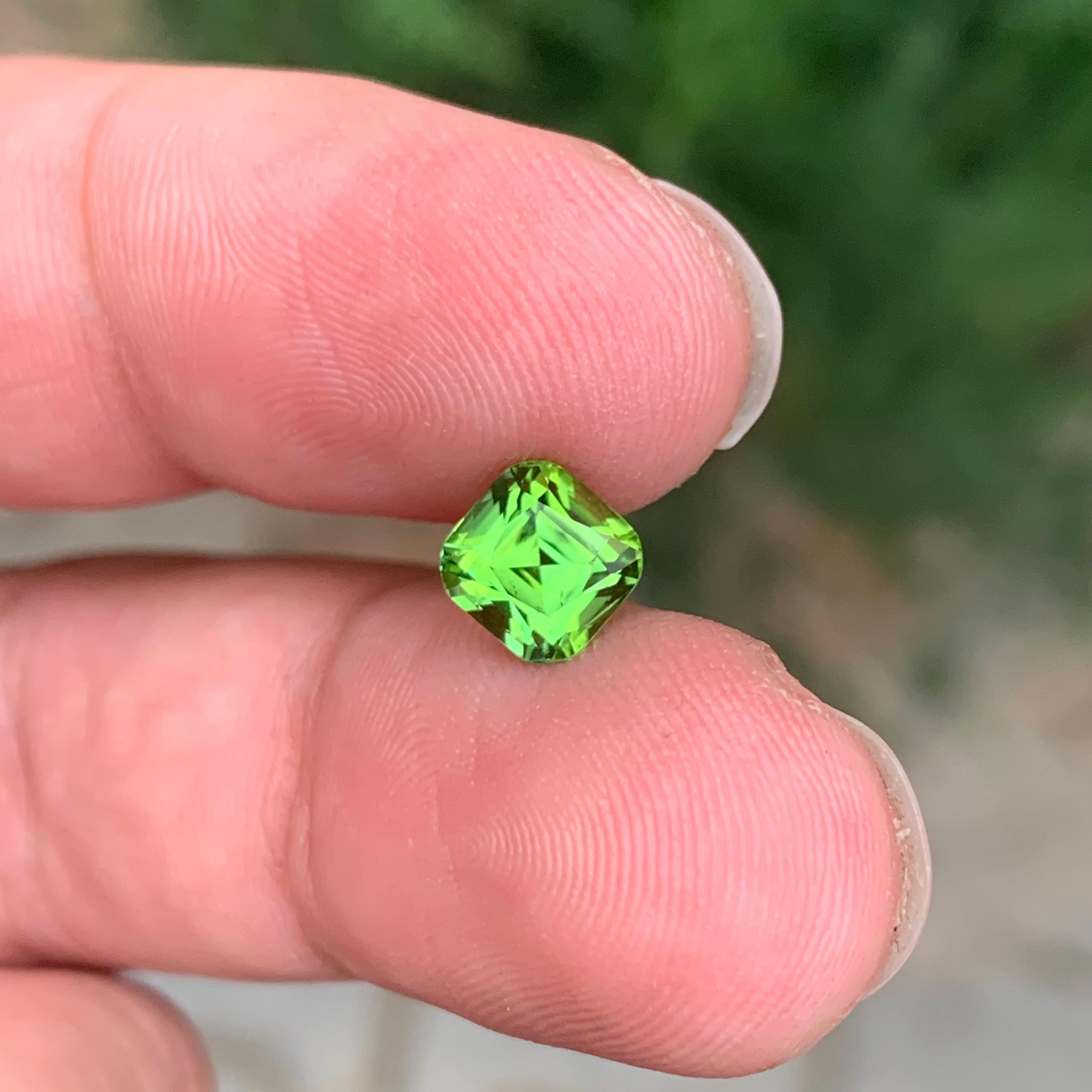 Gema natural suelta de turmalina verde de 1.65 quilates en forma de cojín en venta 2