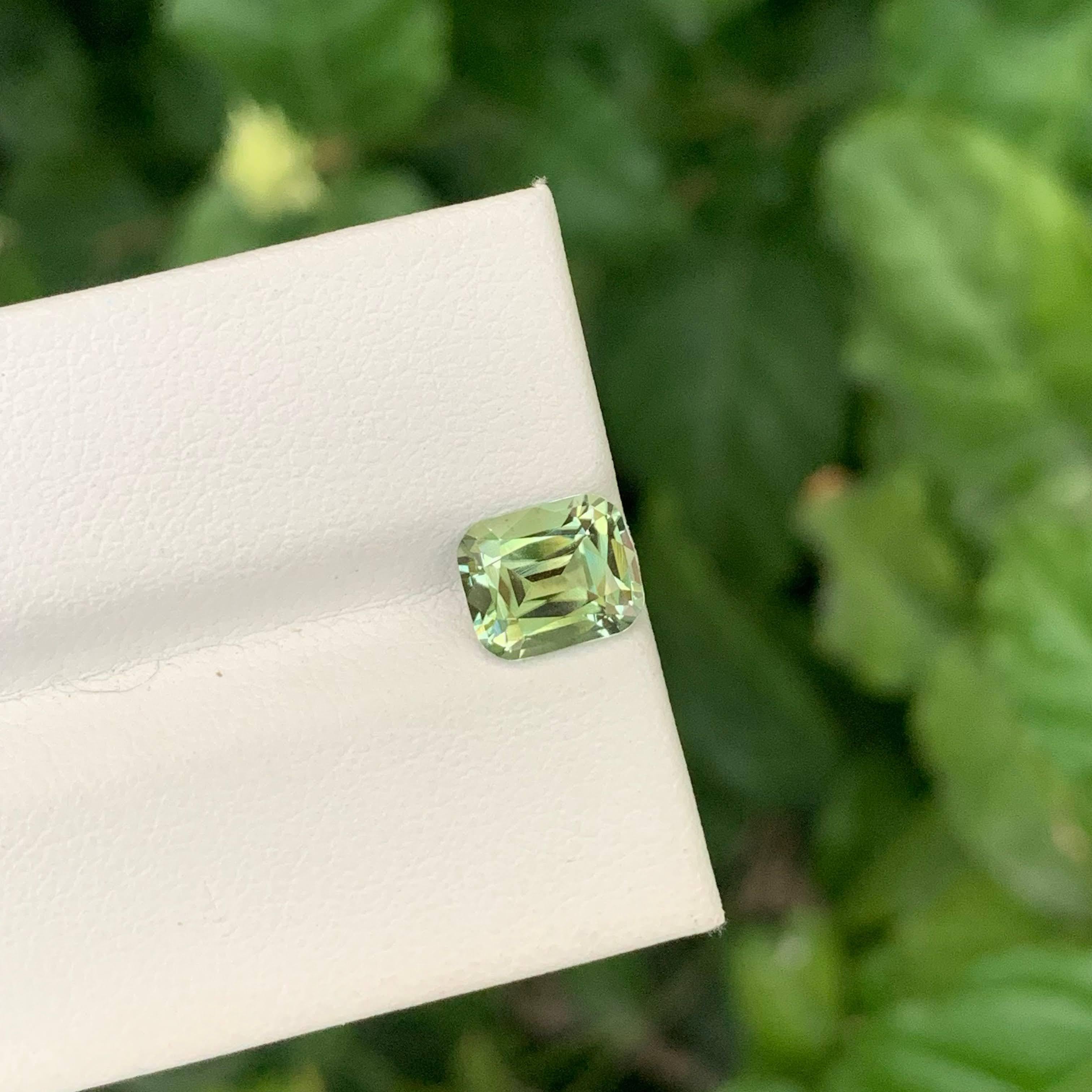 Moderne 1.65 Carat Natural Loose Light Green Tourmaline Cushion Cut Afghan Gemstone (pierre précieuse afghane) en vente
