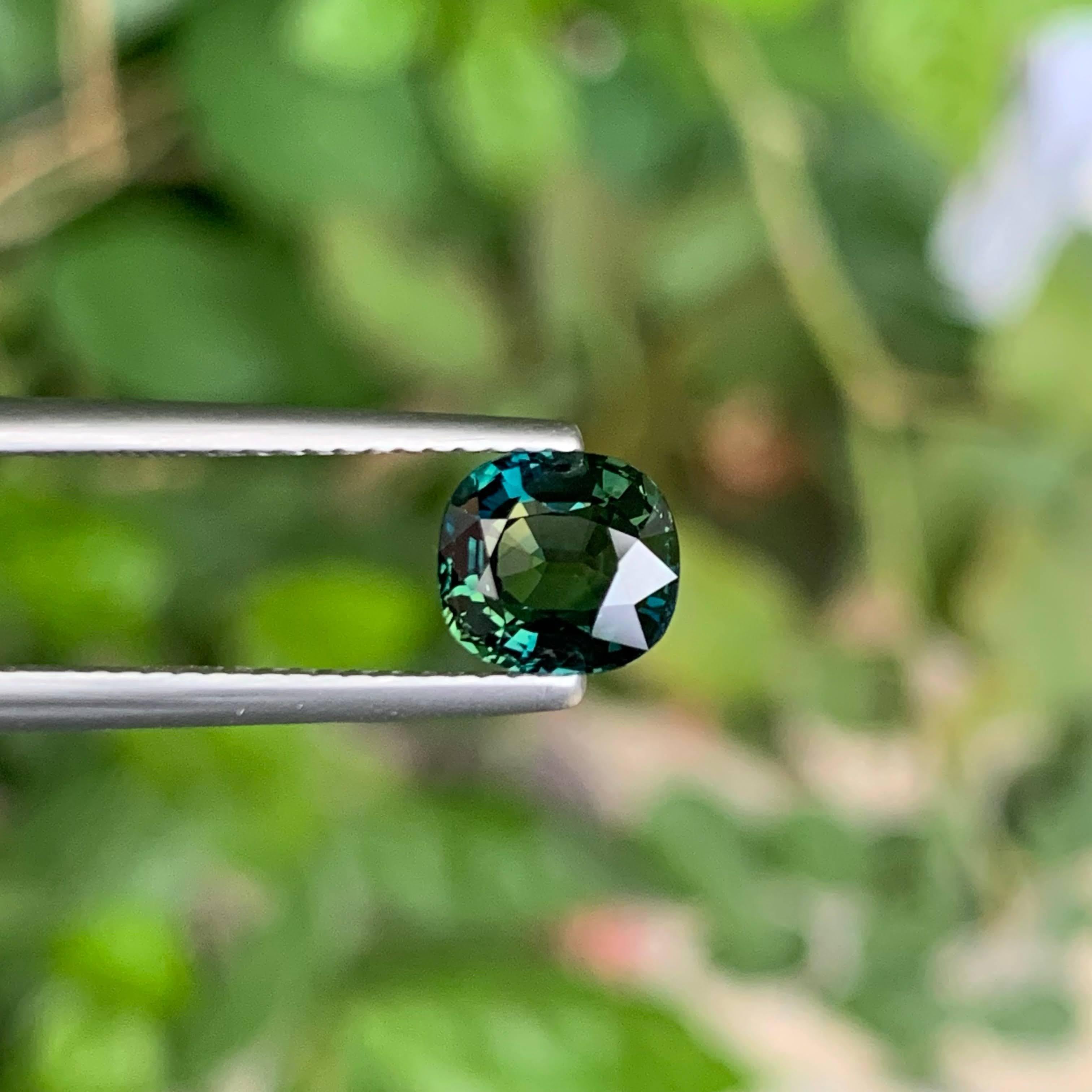 Gewicht 1,65 Karat
Abmessungen 6.9x6.4x3.8mm
Behandlung Keine
Herkunft Sri Lanka
Klarheit VVS
Form Schnitt Kissen
NA



Dieser außergewöhnliche 1,65 Karat schwere natürliche Bi-Color-Saphir zeigt eine seltene und faszinierende Mischung aus zwei