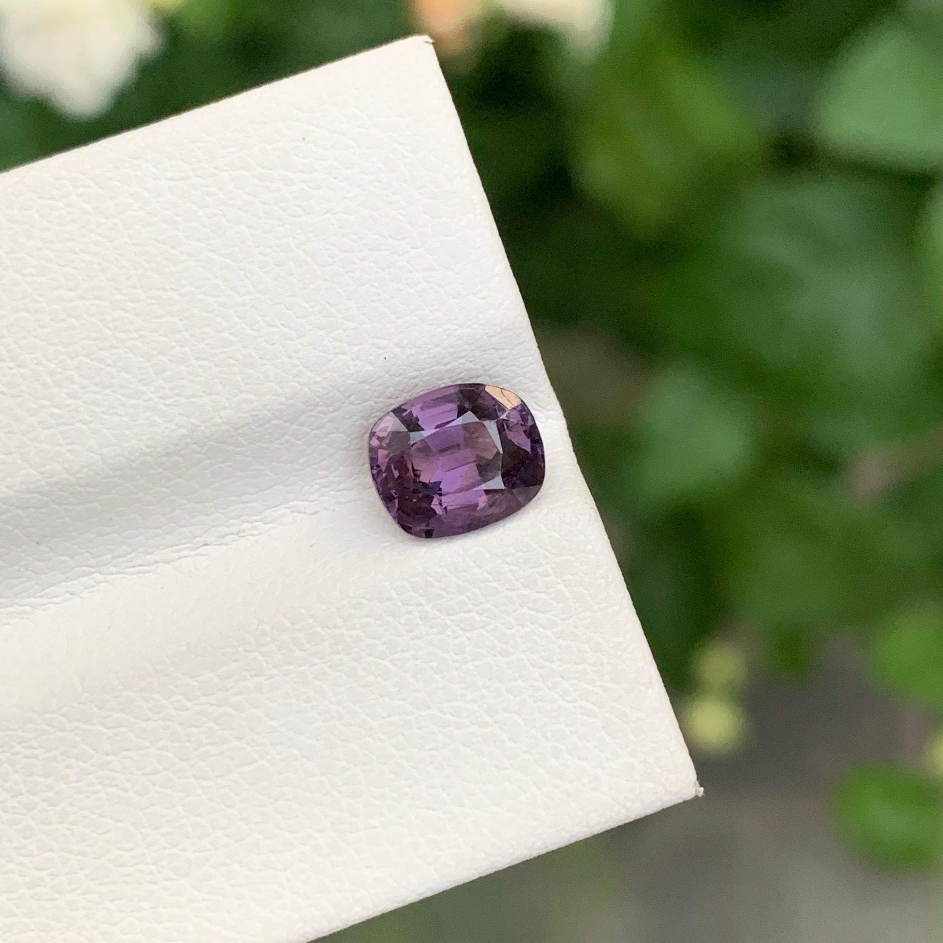 1,65 Carati Nature Spinello viola sfuso a forma di cuscino Gemma in vendita 4