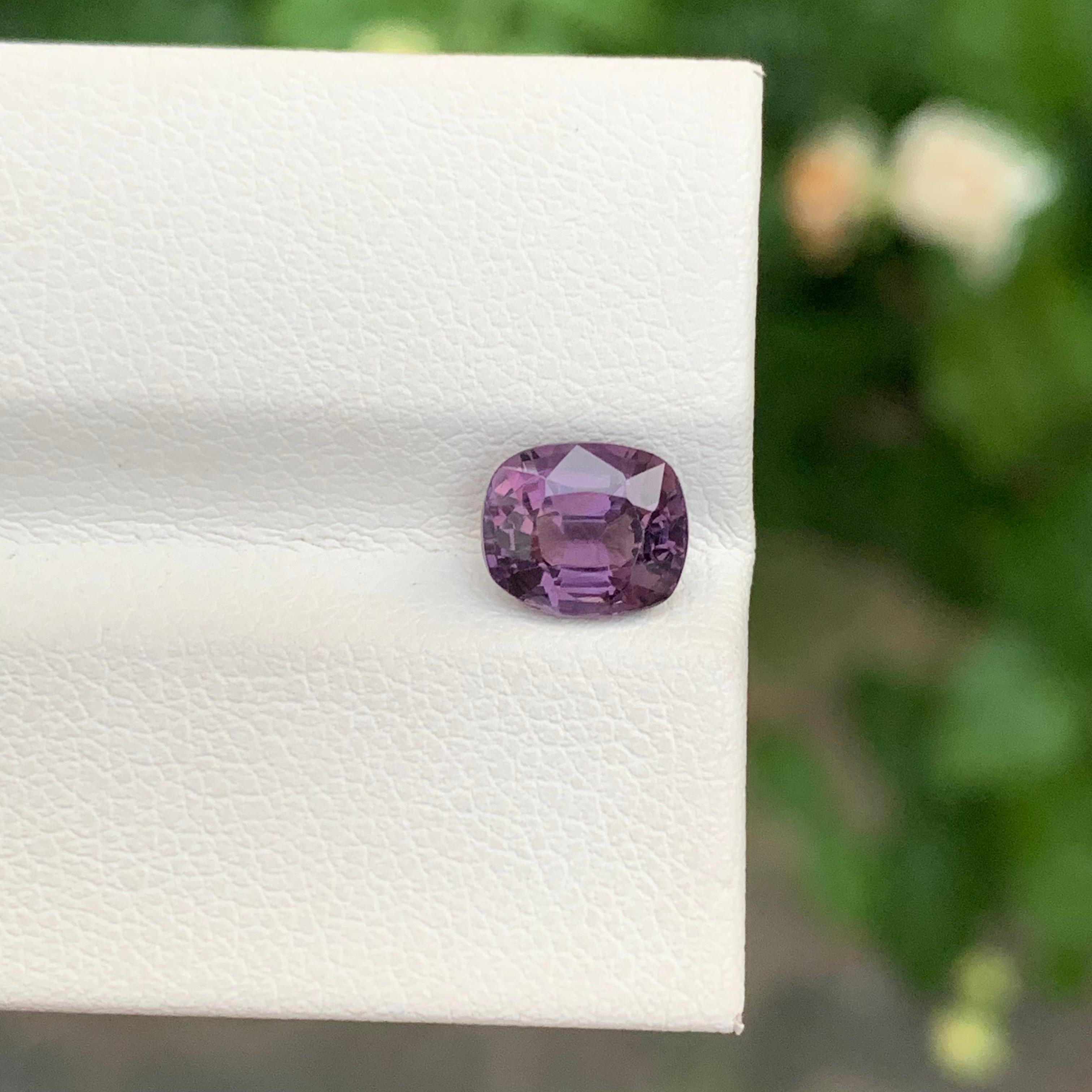 Spinello viola sfaccettato 

Peso : 1,65 Carati
Dimensioni: 7,3 x 6,1 x 4,4 mm 
Trattamento: Non
Forma: Cuscino
Colore: Viola 

Lo spinello è una gemma affascinante, apprezzata per i suoi colori brillanti e la sua eccezionale limpidezza. Lo