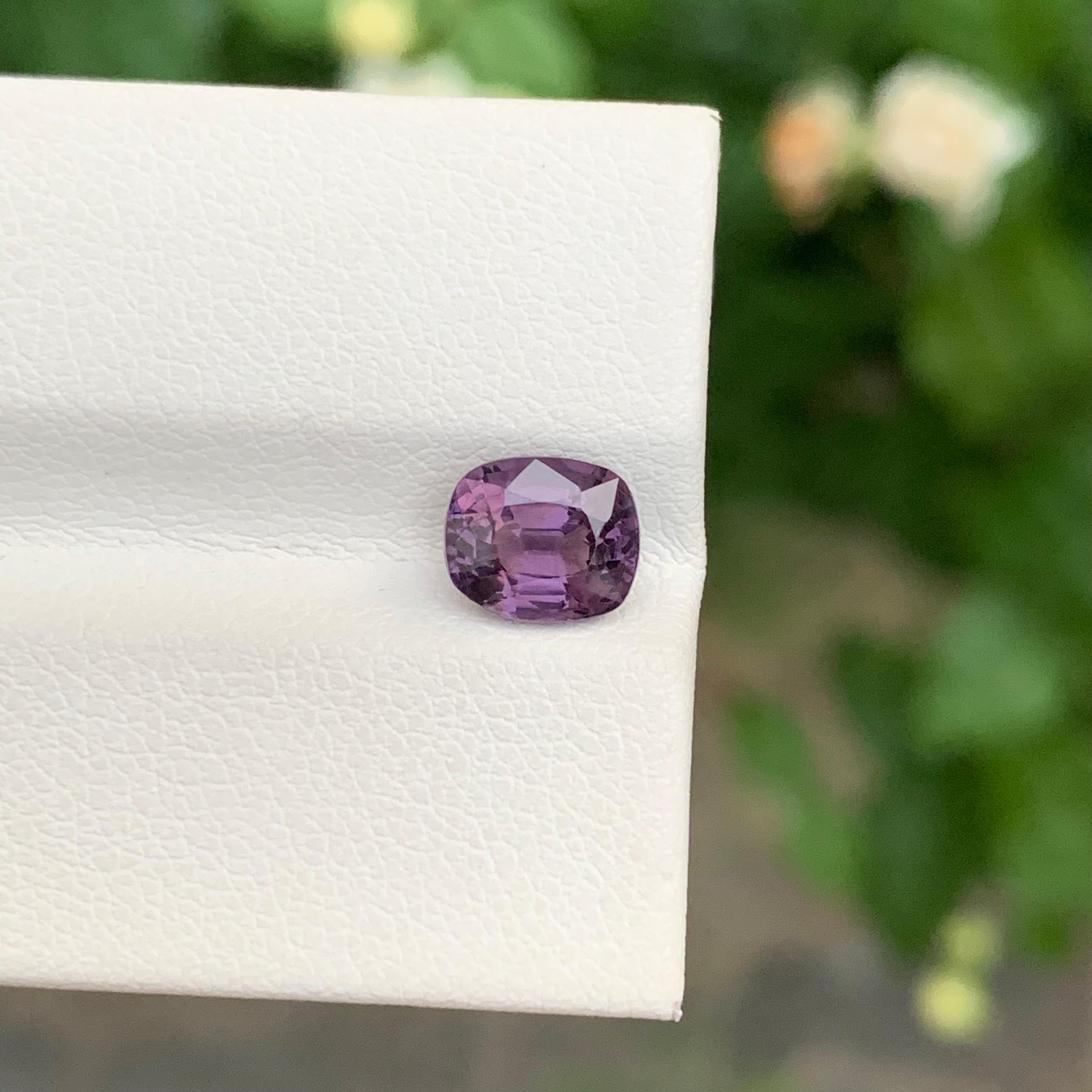 Arts and Crafts 1,65 Carati Nature Spinello viola sfuso a forma di cuscino Gemma in vendita