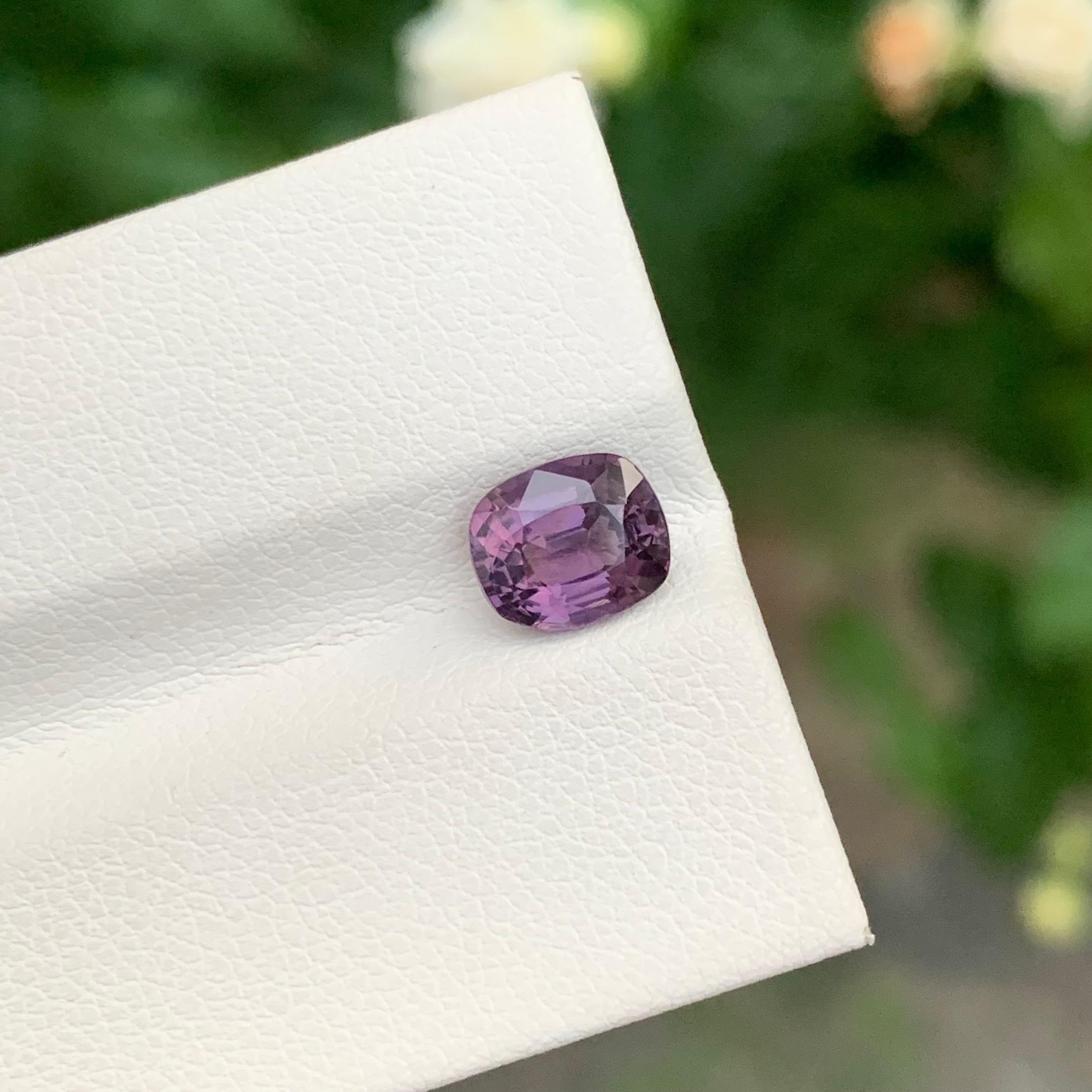 Taglio cuscino 1,65 Carati Nature Spinello viola sfuso a forma di cuscino Gemma in vendita