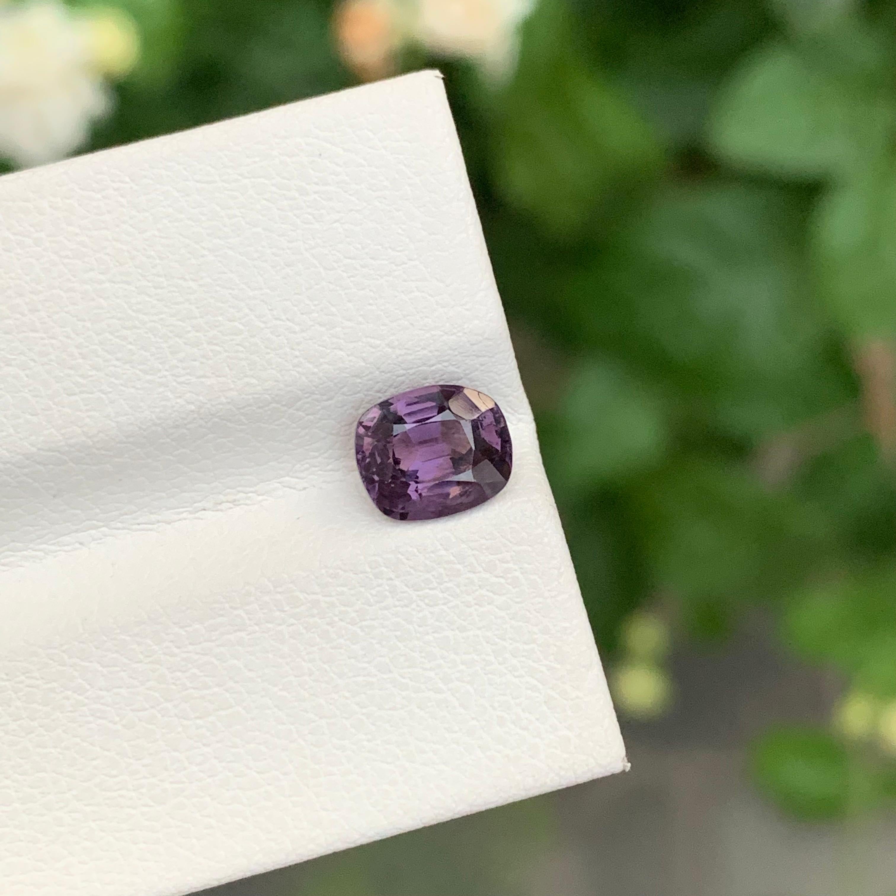 1,65 Carati Nature Spinello viola sfuso a forma di cuscino Gemma in vendita 2