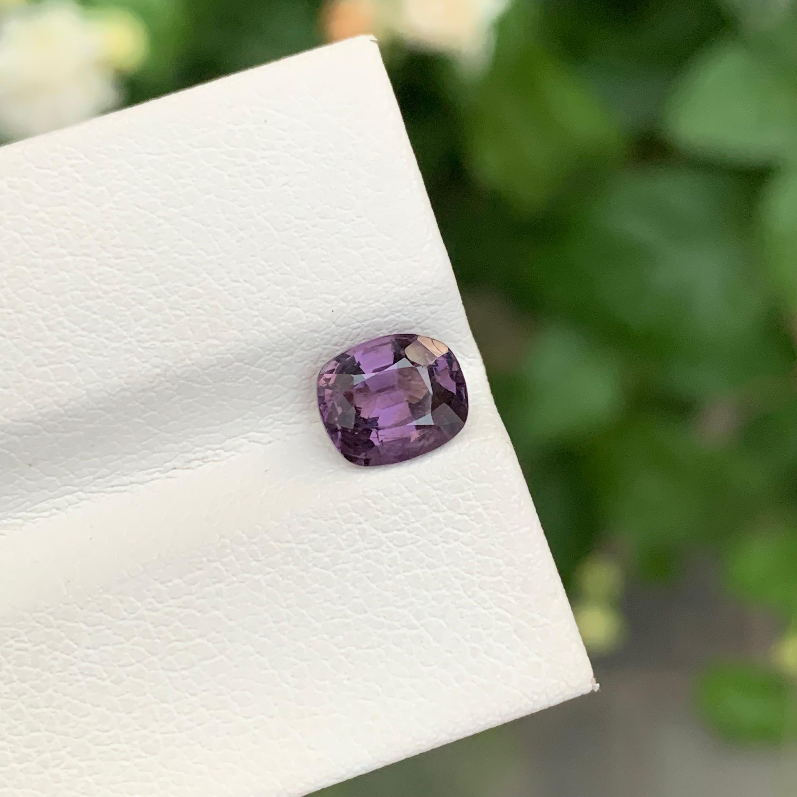 1,65 Carati Nature Spinello viola sfuso a forma di cuscino Gemma in vendita 3