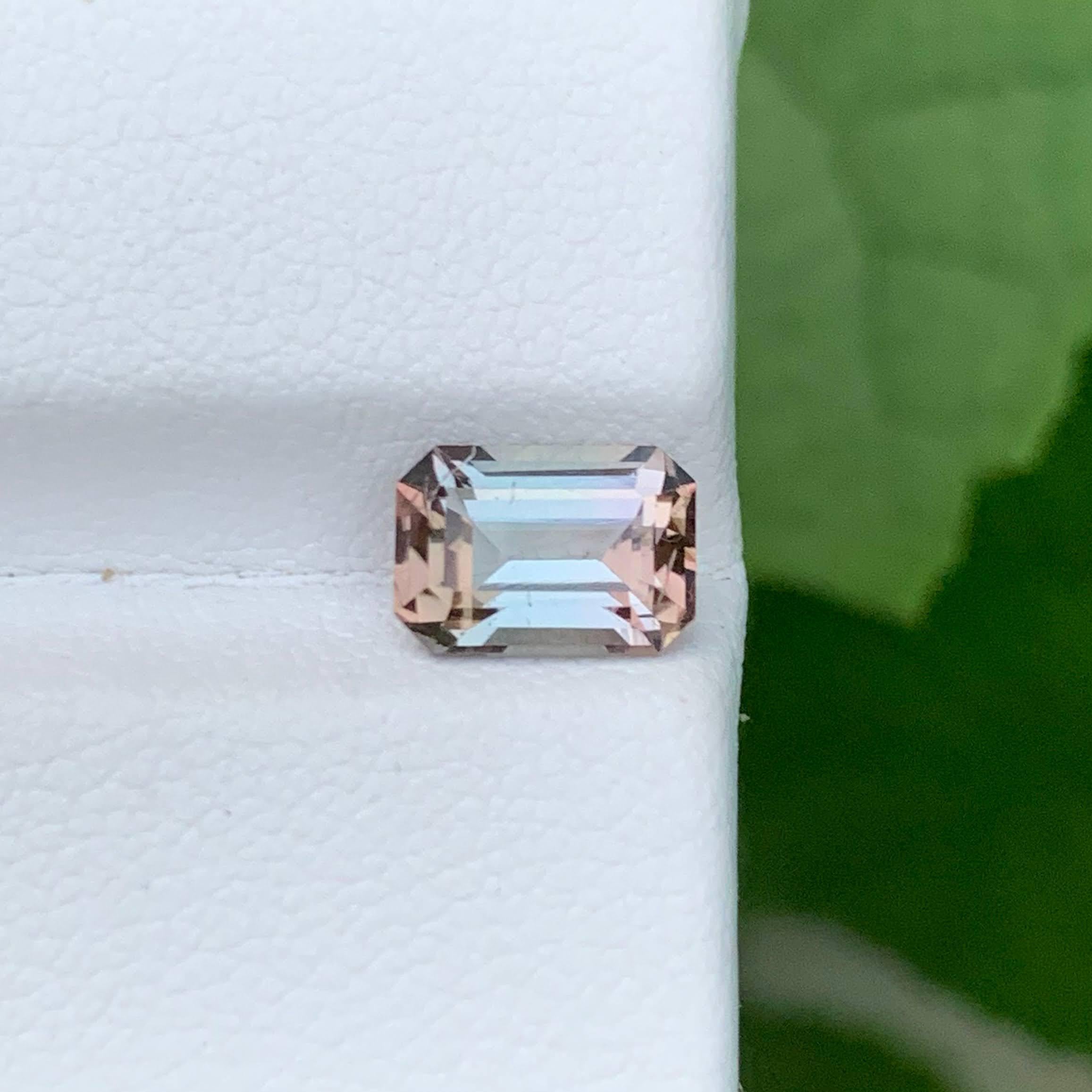 Gewicht 1,65 Karat 
Abmessungen 8.2x5.8x4.4mm
Behandlung Keine
Herkunft Afghanistan 
Klarheit VVS 
Form Schliff Smaragd 





Dieser 1,65 Karat schwere, lose Turmalin in der Farbe Sonnenuntergang zeigt eine faszinierende Mischung aus warmen