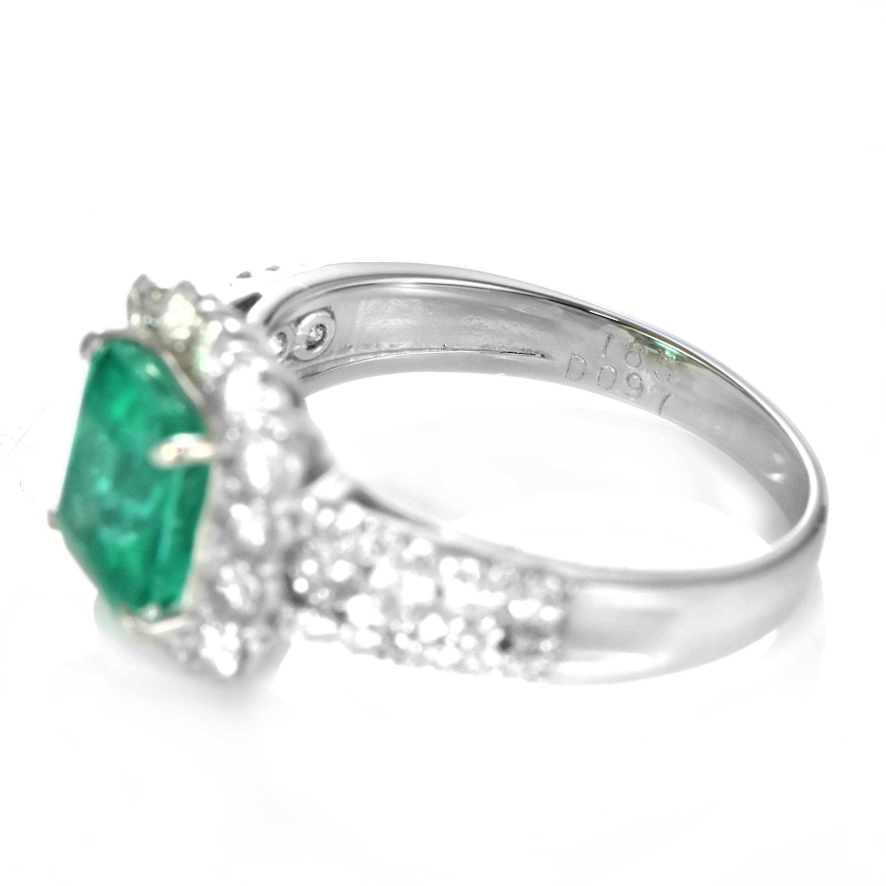 Anillo de esmeralda y diamante verde vivo natural de 1,65 quilates fabricado en platino en venta 4