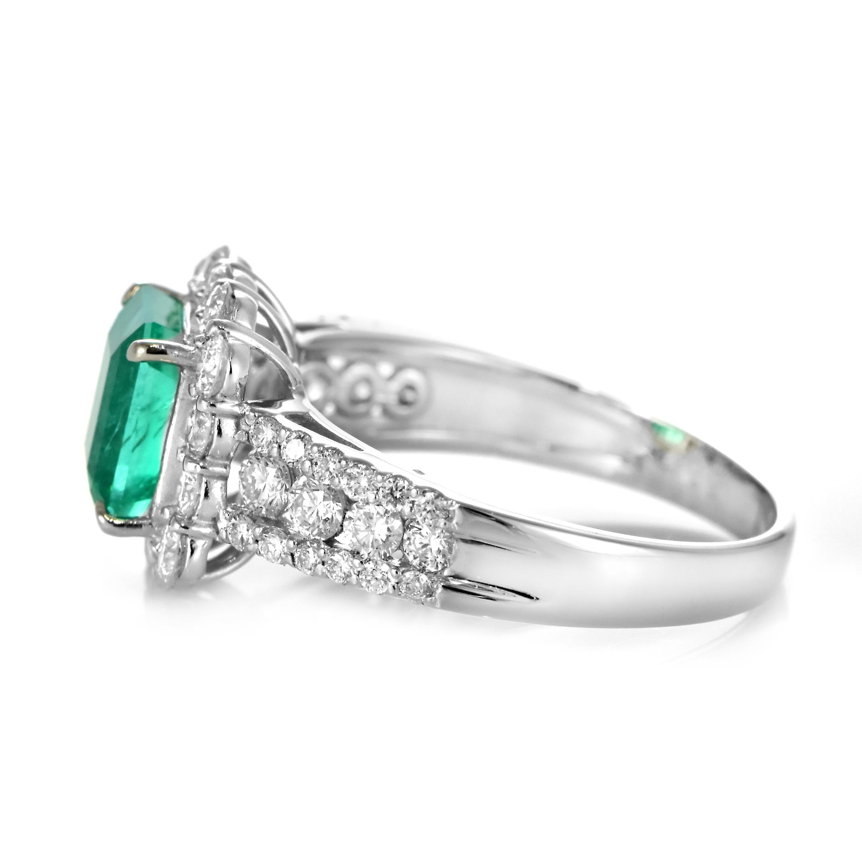 Anillo de esmeralda y diamante verde vivo natural de 1,65 quilates fabricado en platino en venta 6