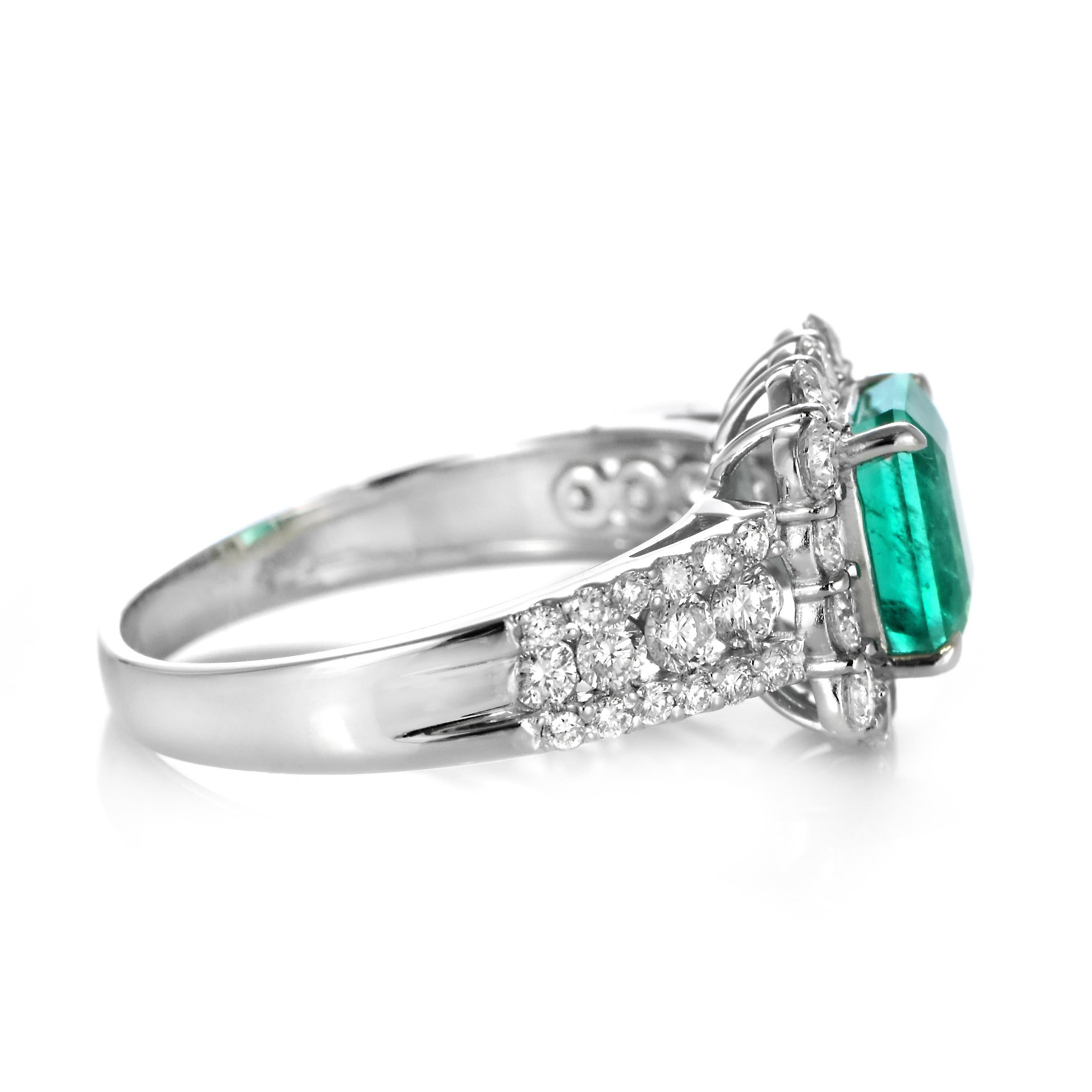Anillo de esmeralda y diamante verde vivo natural de 1,65 quilates fabricado en platino en venta 7