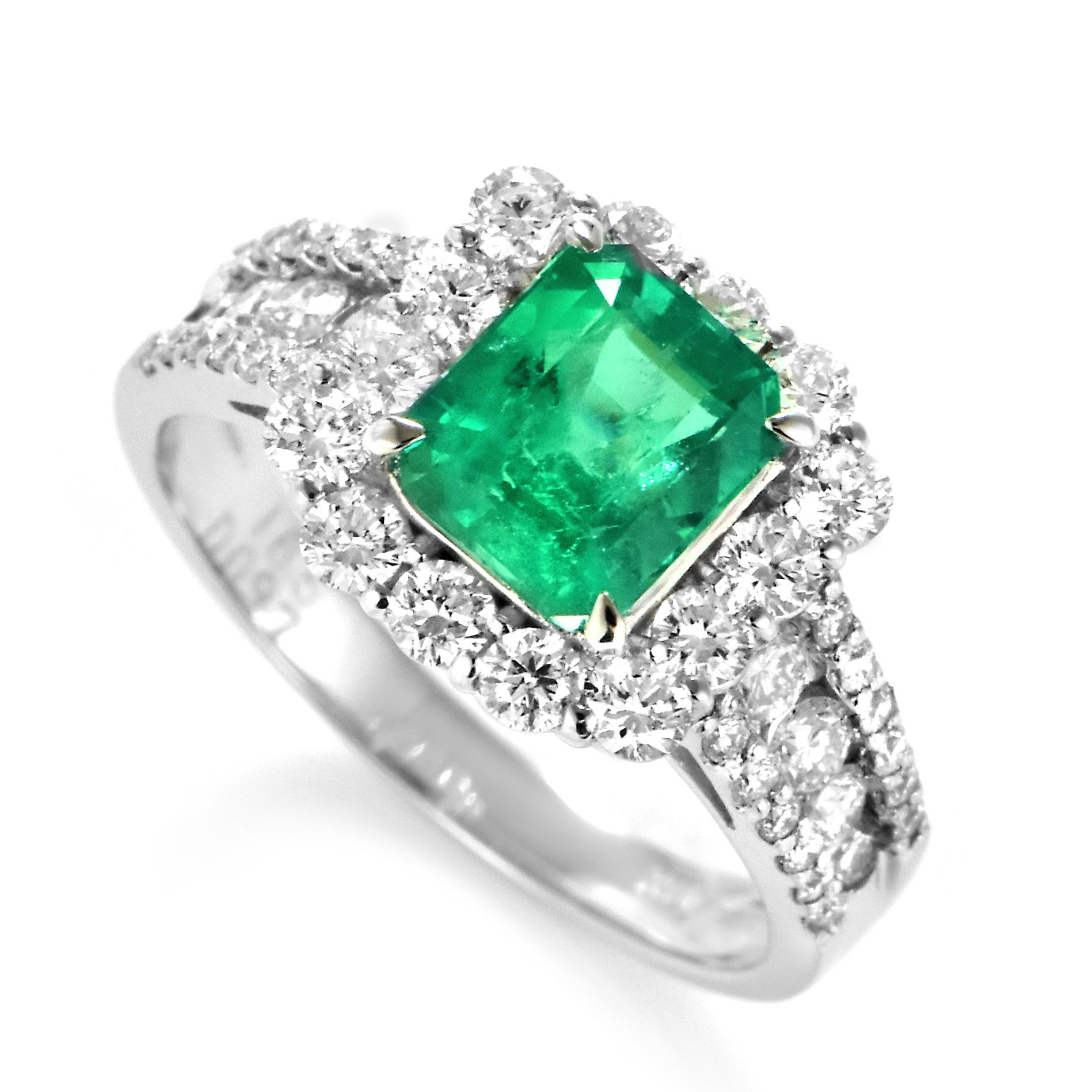 Impresionante anillo con una esmeralda verde vivo colombiana natural de 1,65 quilates y 0,97 quilates de diamantes engastados en platino. El verde de la esmeralda se admira desde hace miles de años. Las esmeraldas siempre se han asociado con los