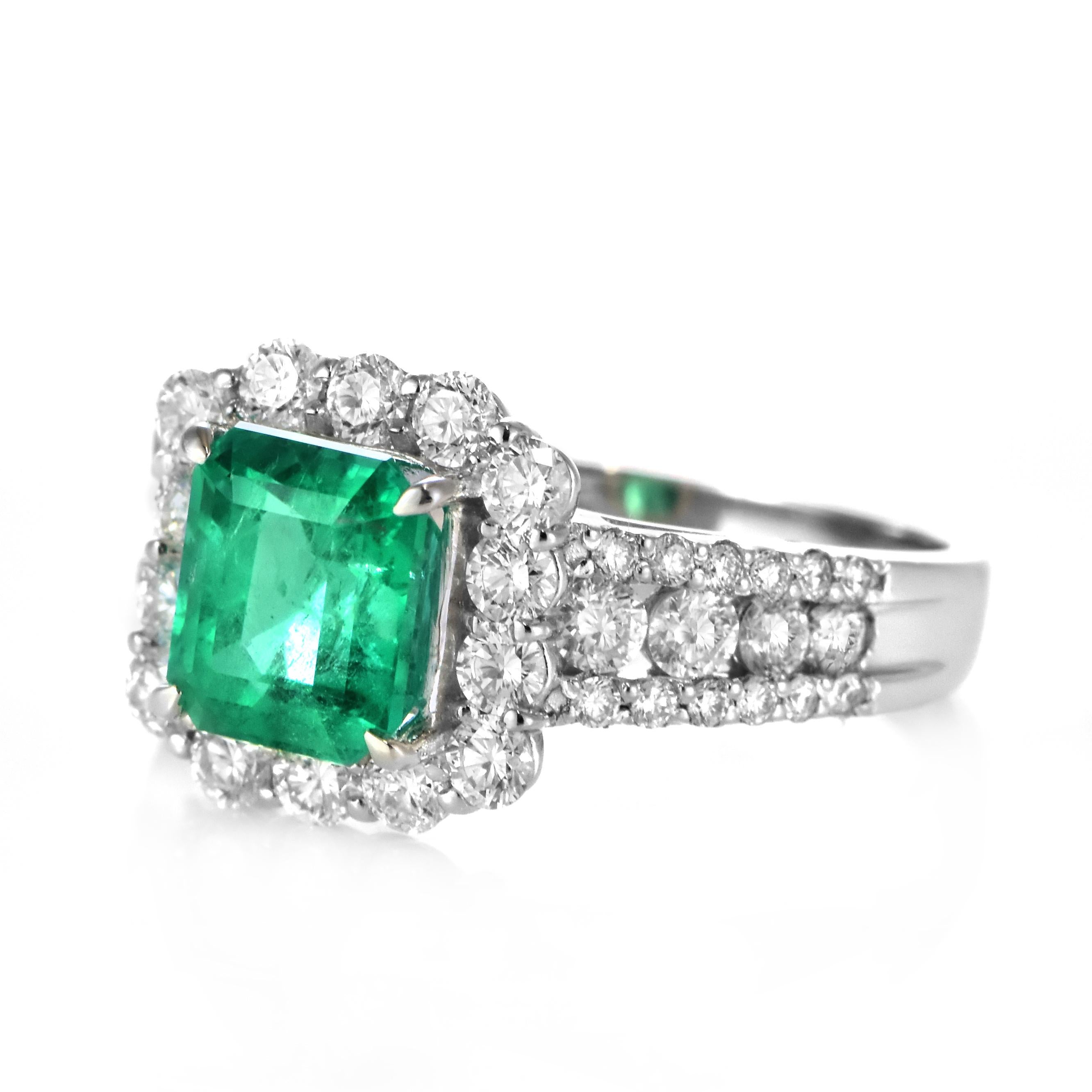 Anillo de esmeralda y diamante verde vivo natural de 1,65 quilates fabricado en platino Moderno en venta
