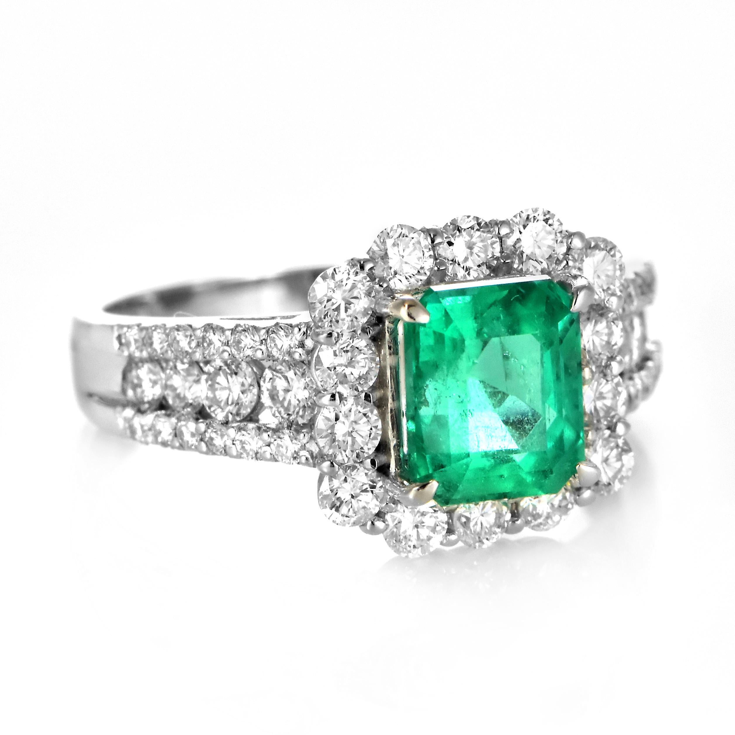 Anillo de esmeralda y diamante verde vivo natural de 1,65 quilates fabricado en platino Corte esmeralda en venta