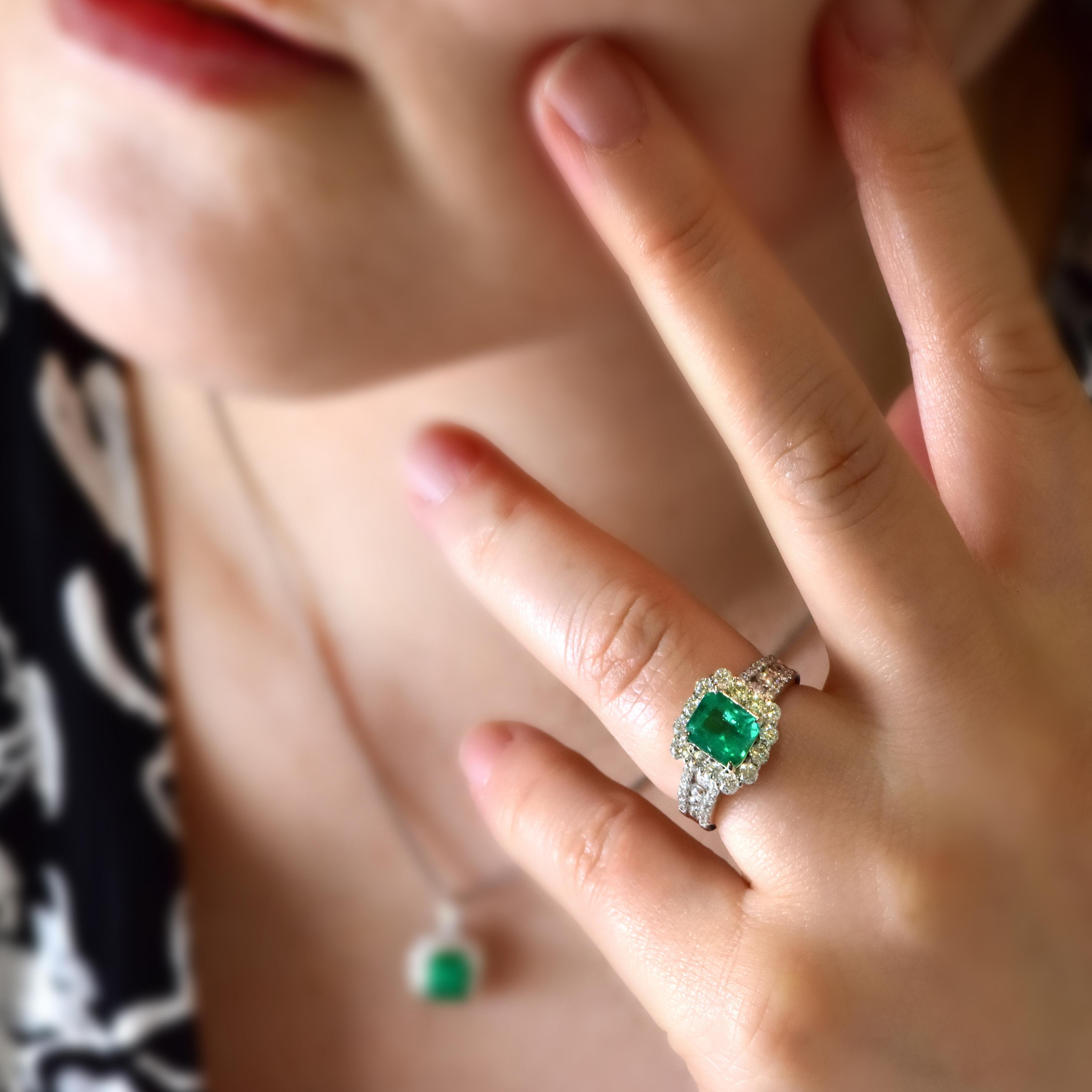 Anillo de esmeralda y diamante verde vivo natural de 1,65 quilates fabricado en platino en Nuevo estado para la venta en Tokyo, JP