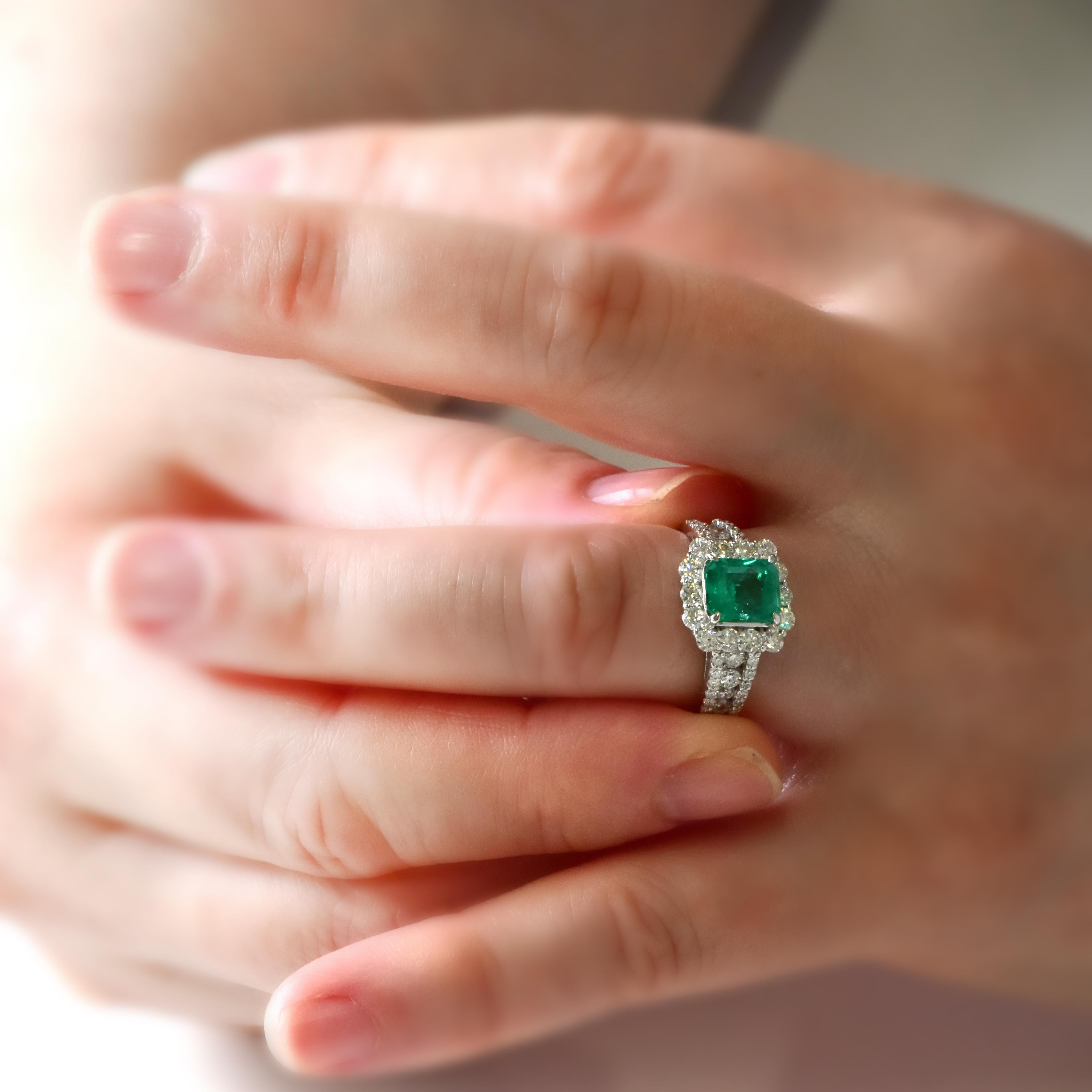 Anillo de esmeralda y diamante verde vivo natural de 1,65 quilates fabricado en platino en venta 2