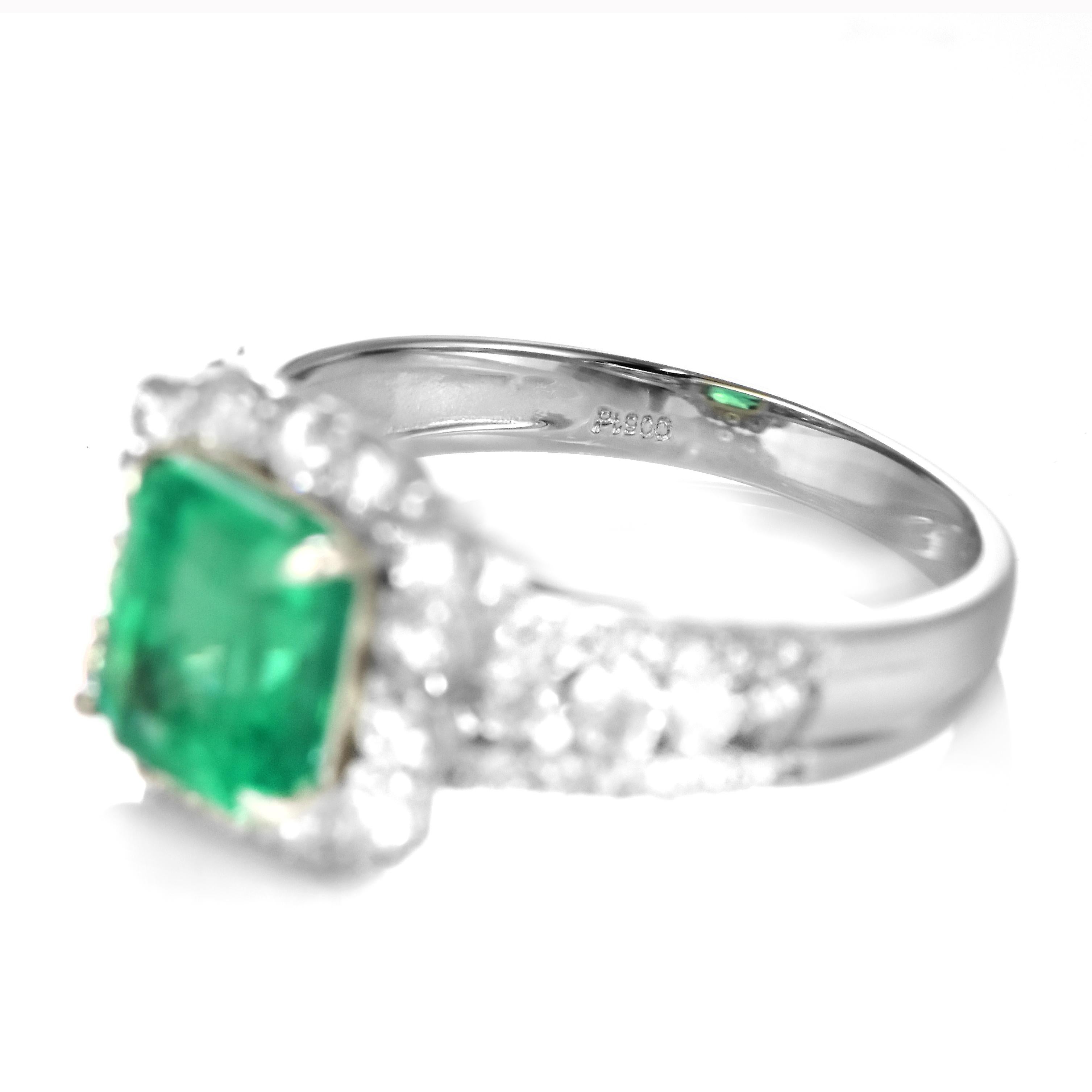 Anillo de esmeralda y diamante verde vivo natural de 1,65 quilates fabricado en platino en venta 3