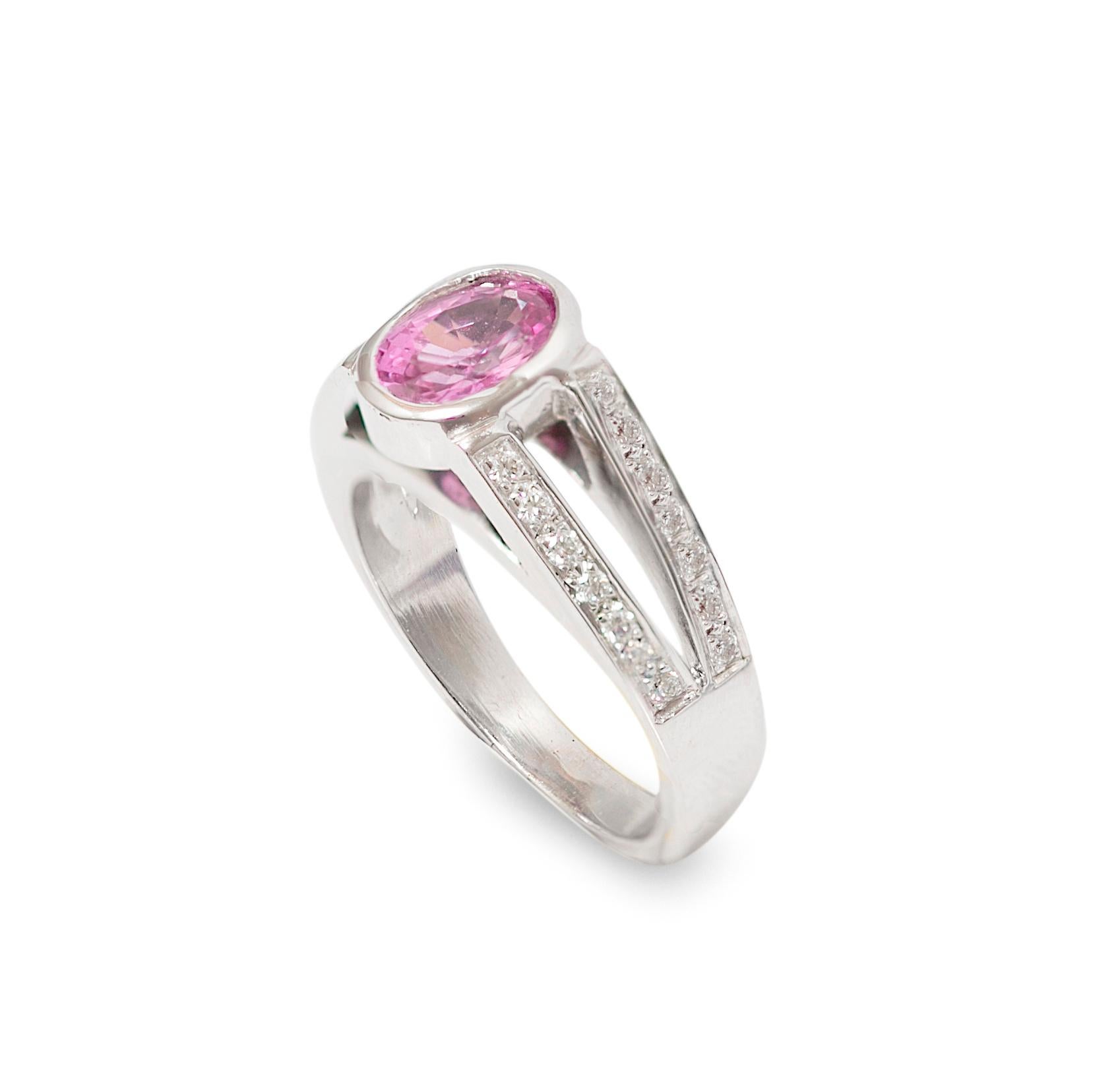 Contemporary 1.65 Carat Oval Pink Sapphire Diamonds 18 Karat White Gold Ring