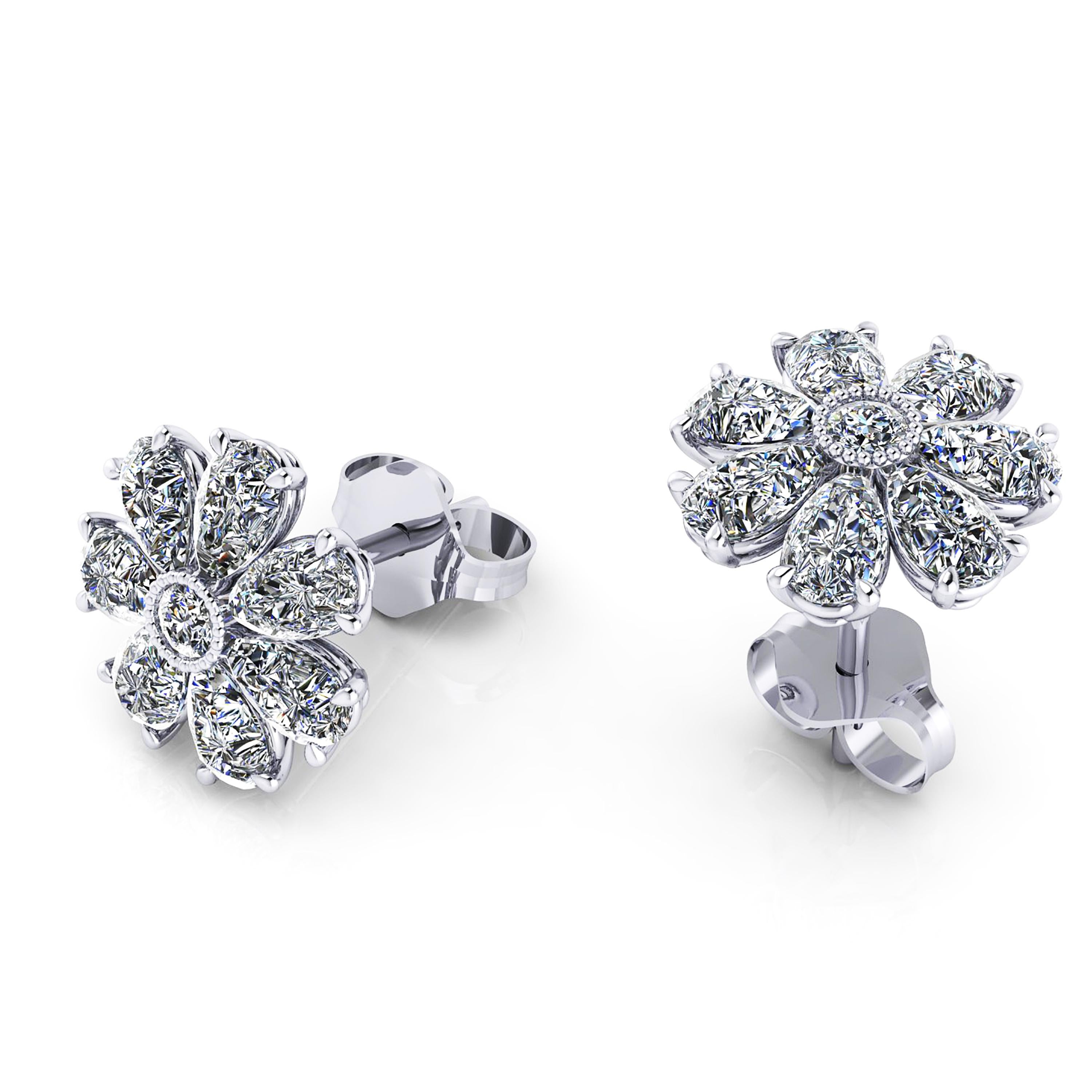 Orecchini a fiore con diamante a forma di pera da 1,65 carati, concepiti in platino 950 da FERRUCCI NEW YORK, con la migliore lavorazione artigianale italiana a New York, delicati e facili da indossare in ogni occasione.