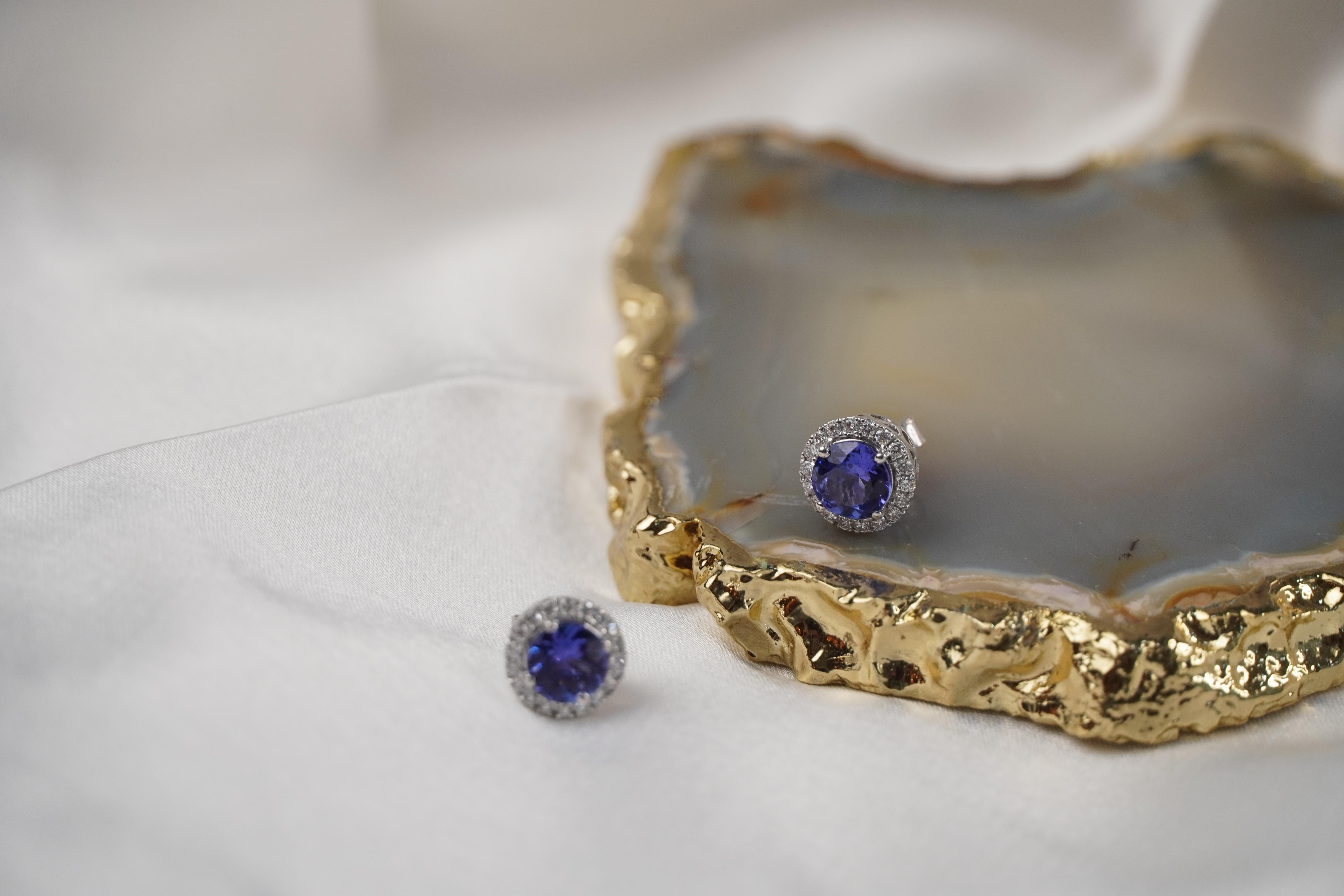 Modern 1.65 Carat Round Shaped Tanzanite with Diamonds Stud Earrings in 18K White Gold For Sale