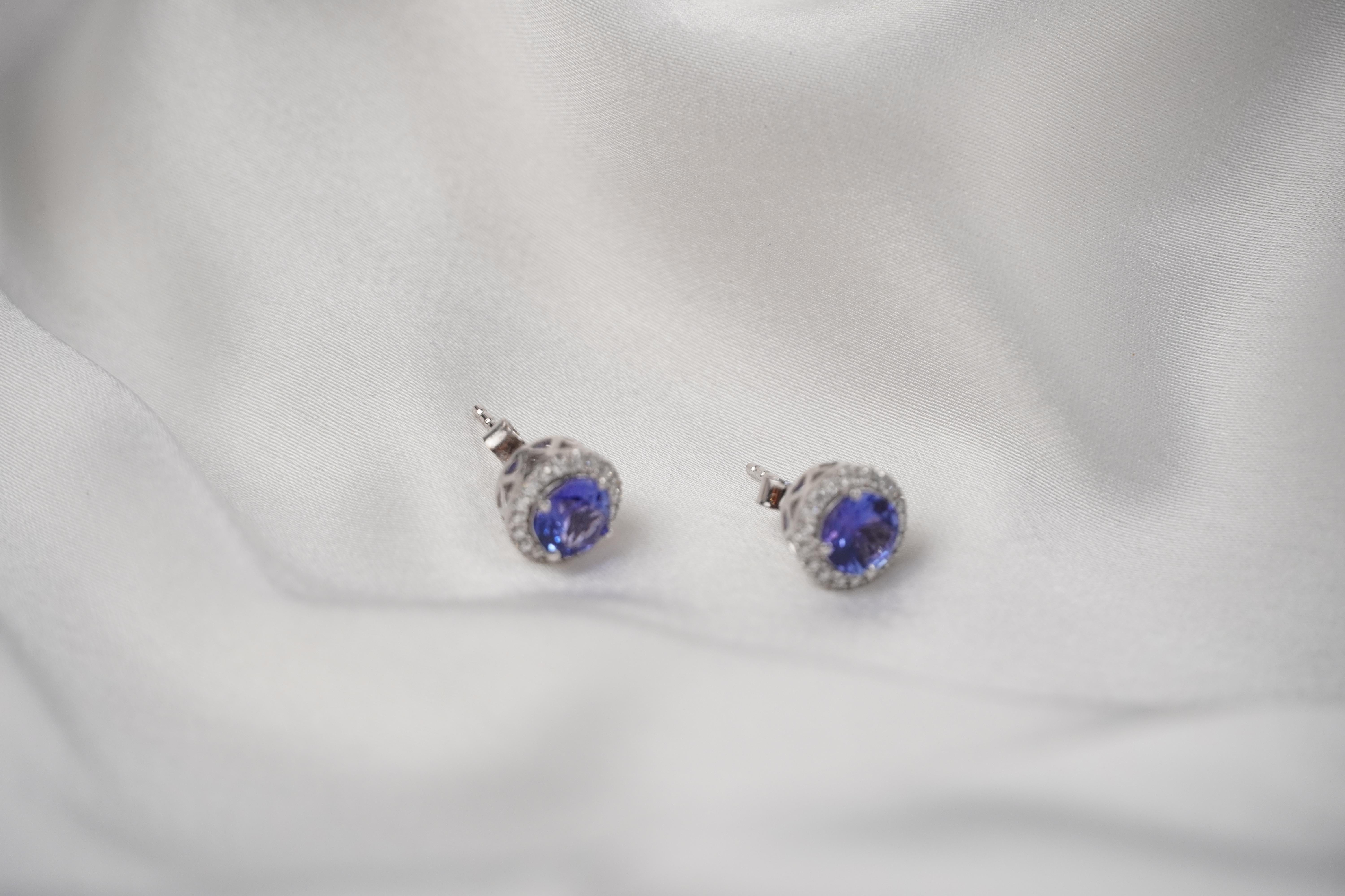 1.65 Carat Round Shaped Tanzanite with Diamonds Stud Earrings in 18K White Gold In New Condition For Sale In Houston, TX