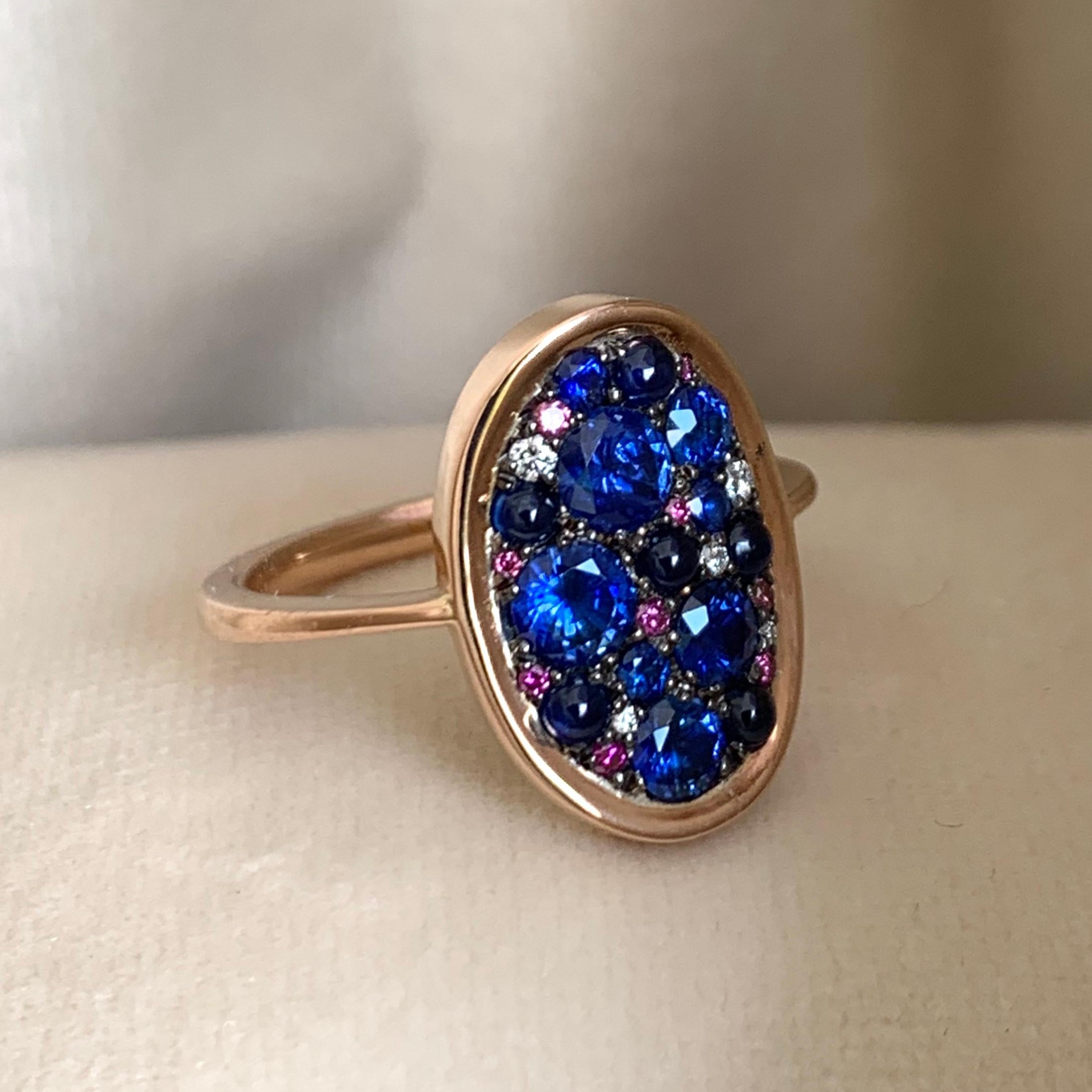 One of a kind ring in 18K red gold 4,5 g & blackened sterling silver (The stones are set on silver to create a black background for the stones) Pave set with brilliant-cut royal blue sapphire , sapphire cabochons, 1,65 ct. Natural colored purple