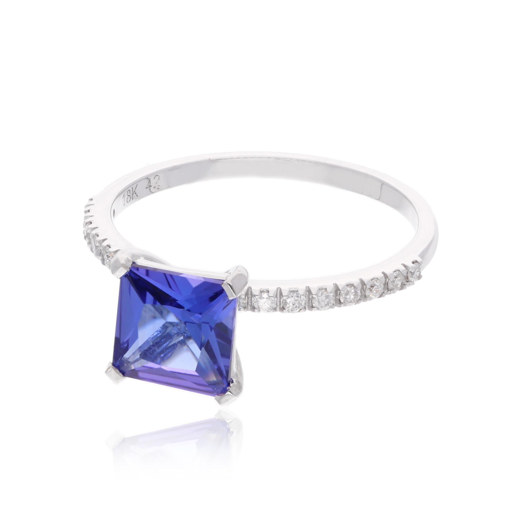 The ring is a size 7 and may be resized to larger or smaller upon request. FOLLOW SPECTRUM JEWELS storefront to view the latest collection & exclusive pieces. Spectrum Jewels is proudly rated as a Top Seller on 1stdibs with 5 star customer reviews.