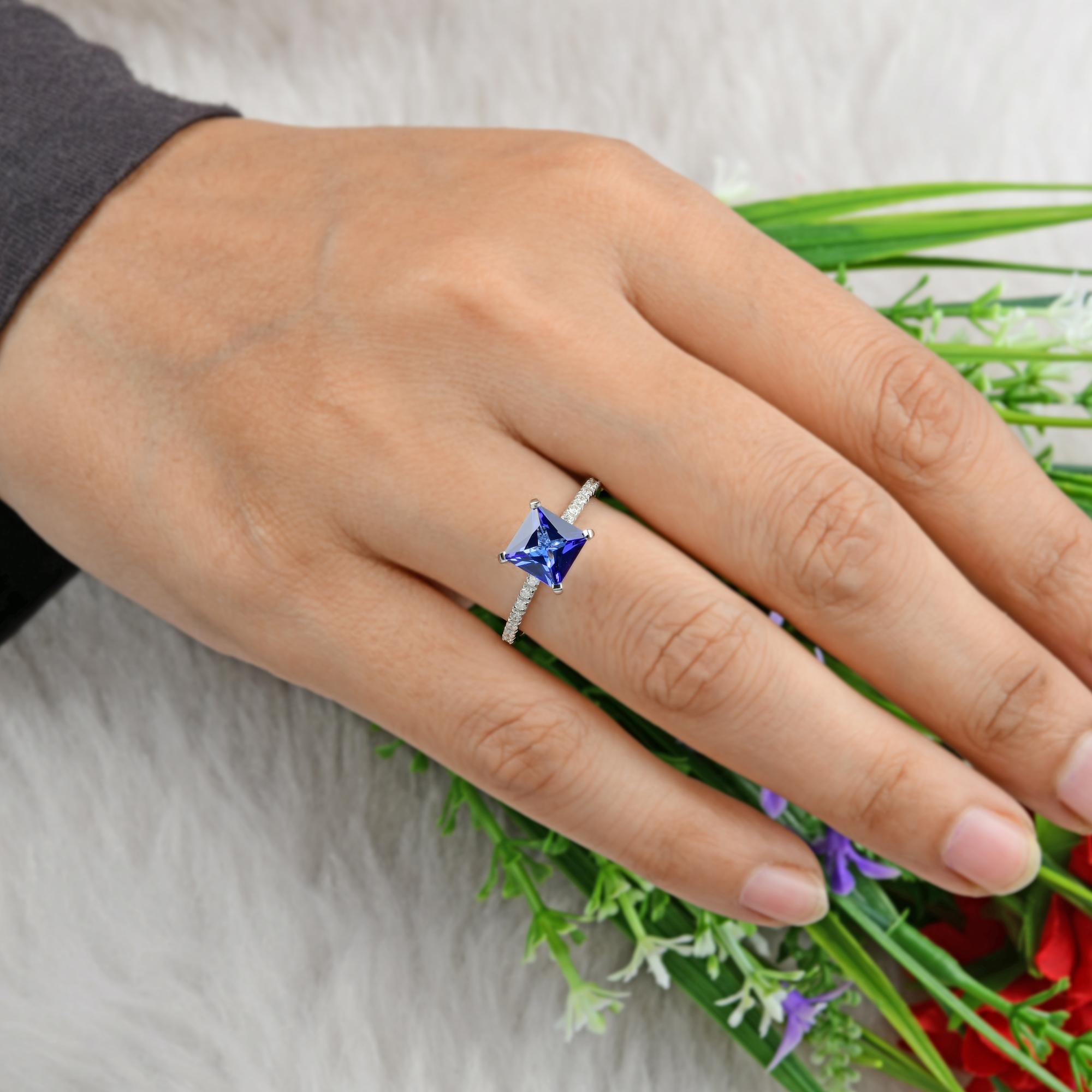 1.65 Carat Solitaire Square Tanzanite Band Ring 0.18 Ct Diamond 18k White Gold In New Condition For Sale In Diera, Dubai