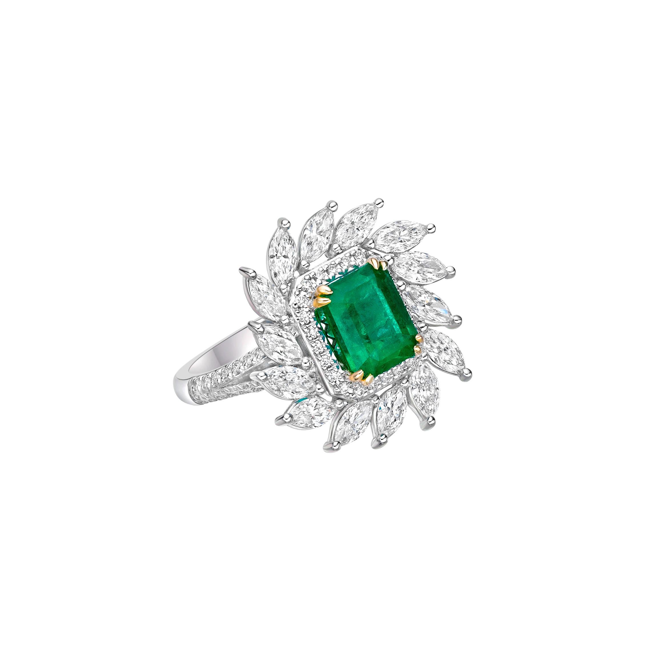 Sunflower Emeralds von Sunita Nahata Fine Design. Diese Kollektion zeigt brillante grüne Smaragde auf einem Bett aus wunderschönen weißen Diamanten, die in weißes Gelbgold gefasst sind. Dies ist ein kleiner und zarter Brautring, der dennoch Glamour