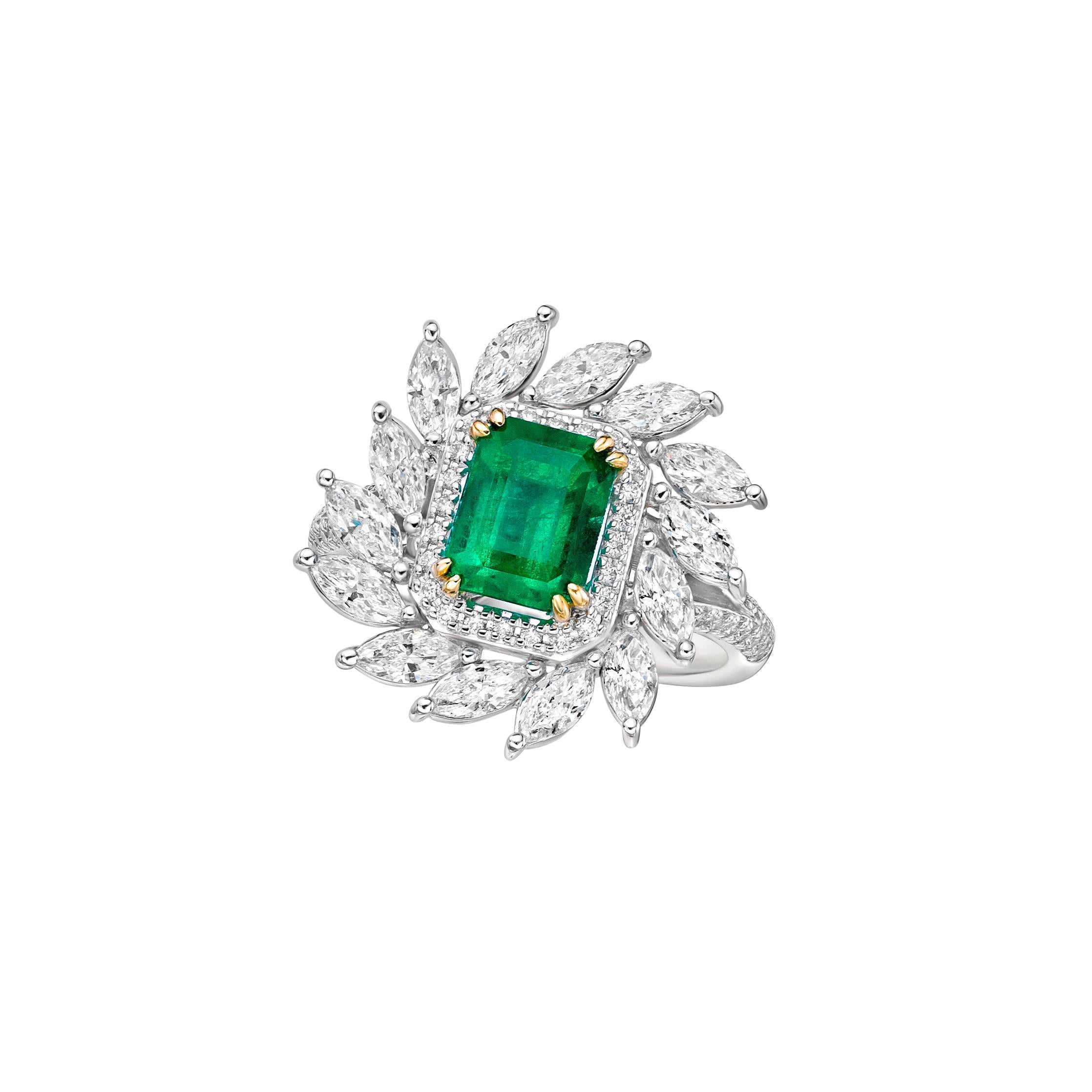 1.65 Carat Sunflower Emerald Bridal Ring in 18KWYG with White Diamond. In New Condition For Sale In Hong Kong, HK
