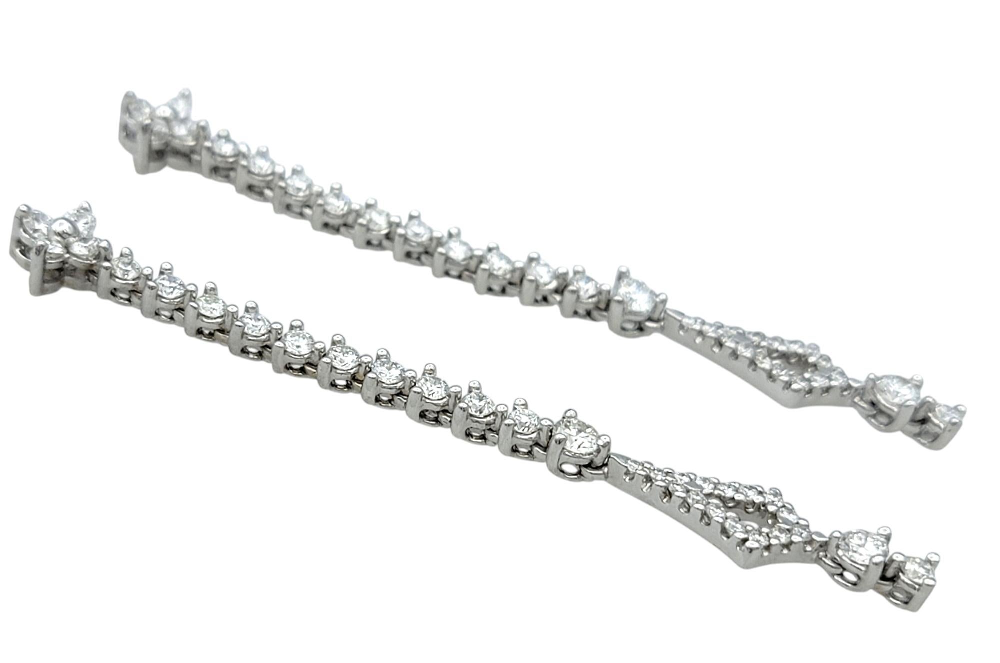 Graziosi e sofisticati, questi orecchini con diamanti a goccia emanano un'eleganza senza tempo. Realizzati in oro bianco 18 carati, presentano un'incredibile serie di diamanti rotondi a taglio brillante, meticolosamente incastonati per catturare e