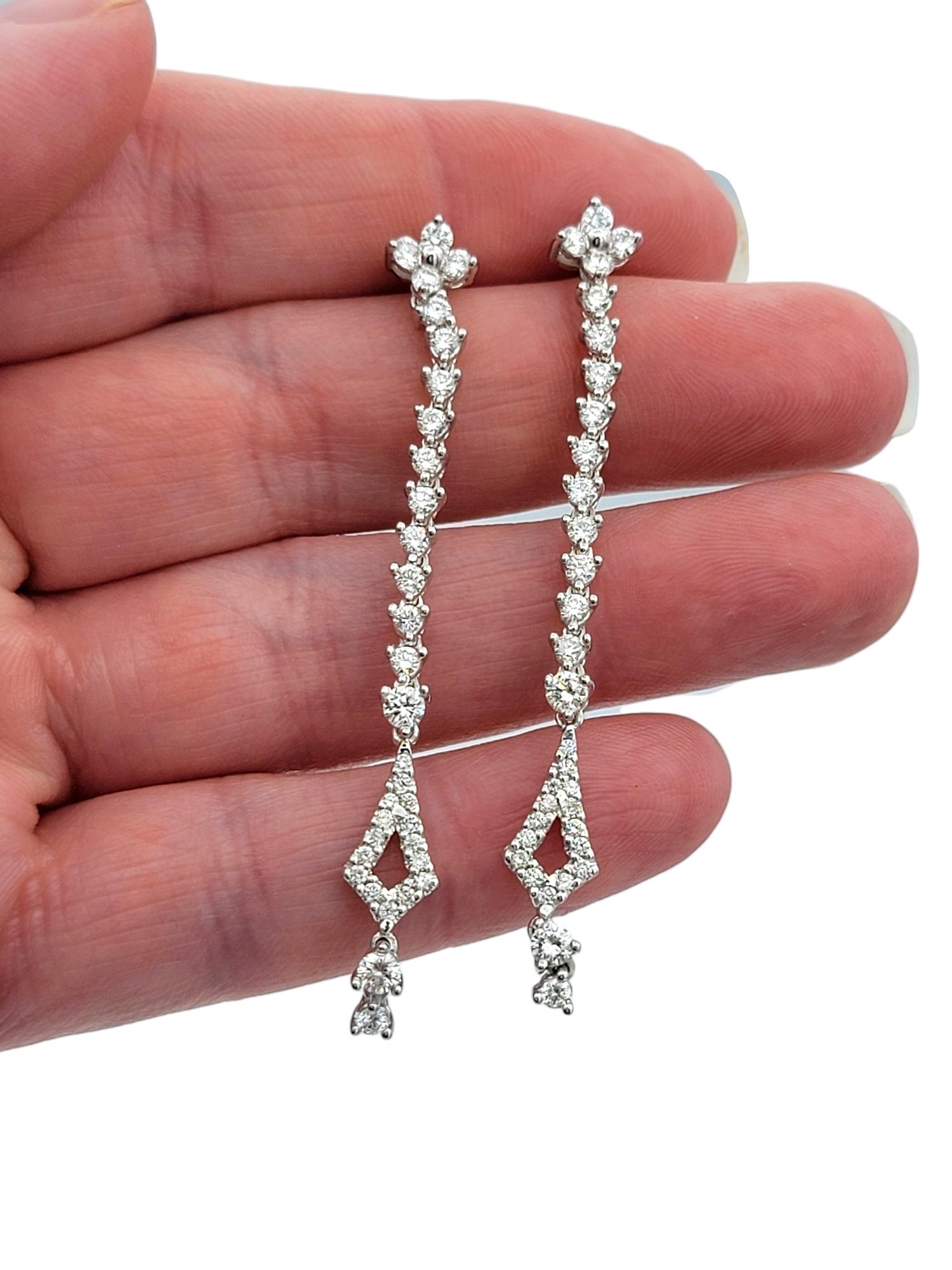 Donna Orecchini a goccia allungati con diamante rotondo da 1,65 carati totali in oro bianco da 18 carati in vendita