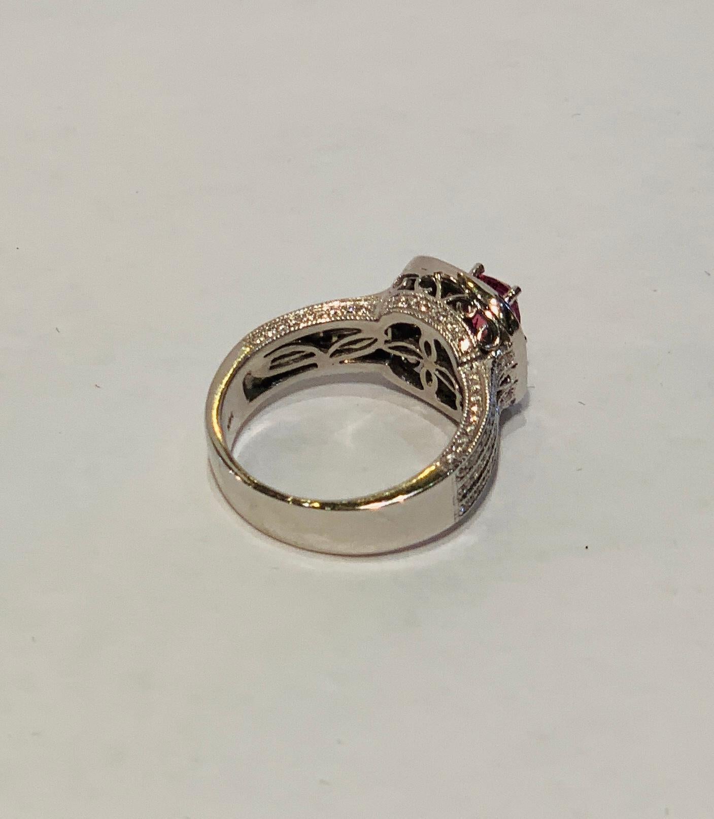 1,65 Karat lebhaft funkelnder rosa Saphir Diamant Doppel Halo Weißgold Ring im Angebot 5
